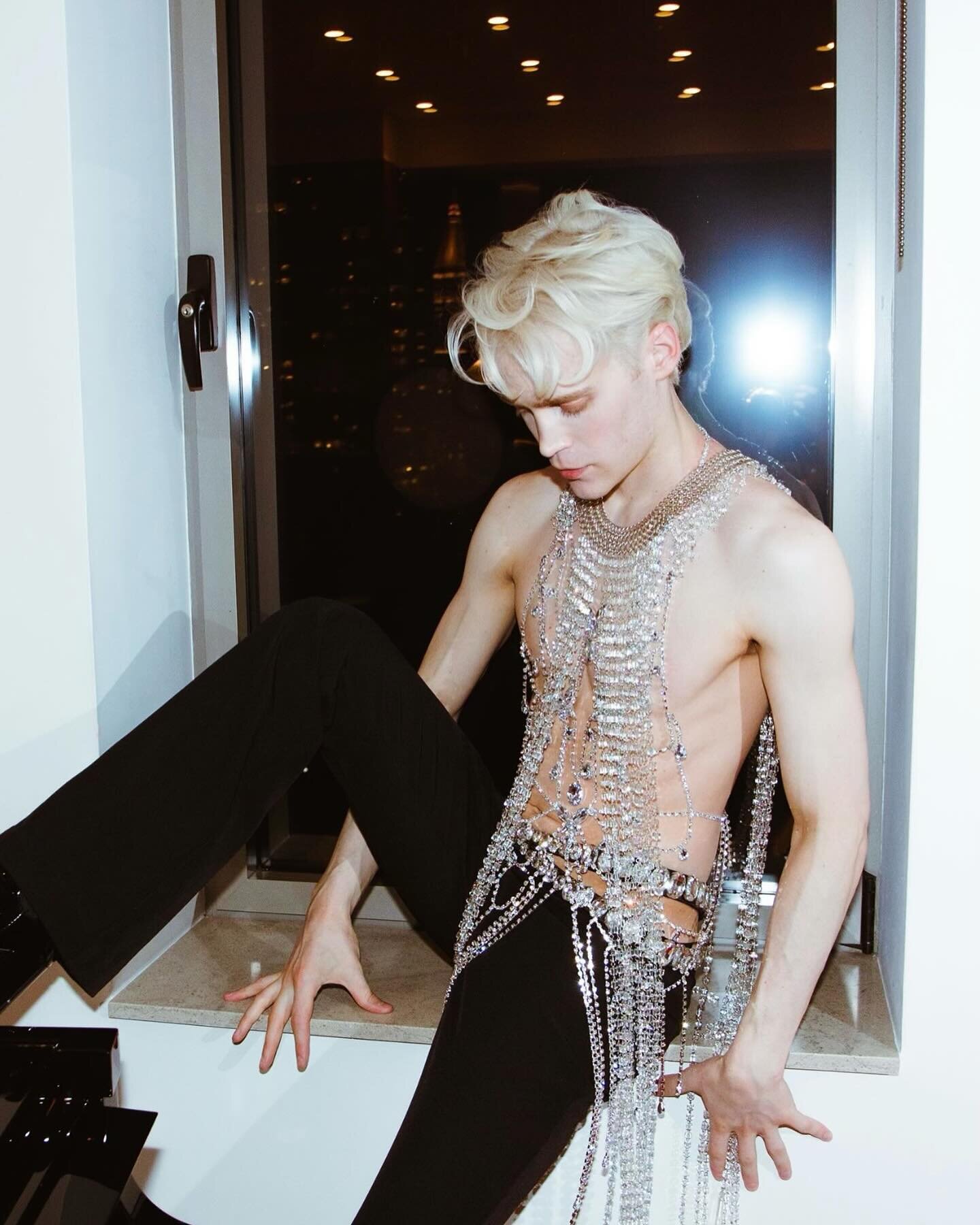 Diamonds 💎 or pearls? 💫

Photographer: @devinkasparian 
#fashion #popmusic #bejeweled
