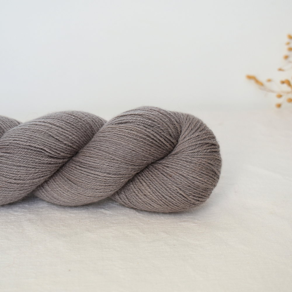 Fil à Broder En Lin Gris - Marque InitasWorks - Modèle DEA277 - Artisanat Fait Main