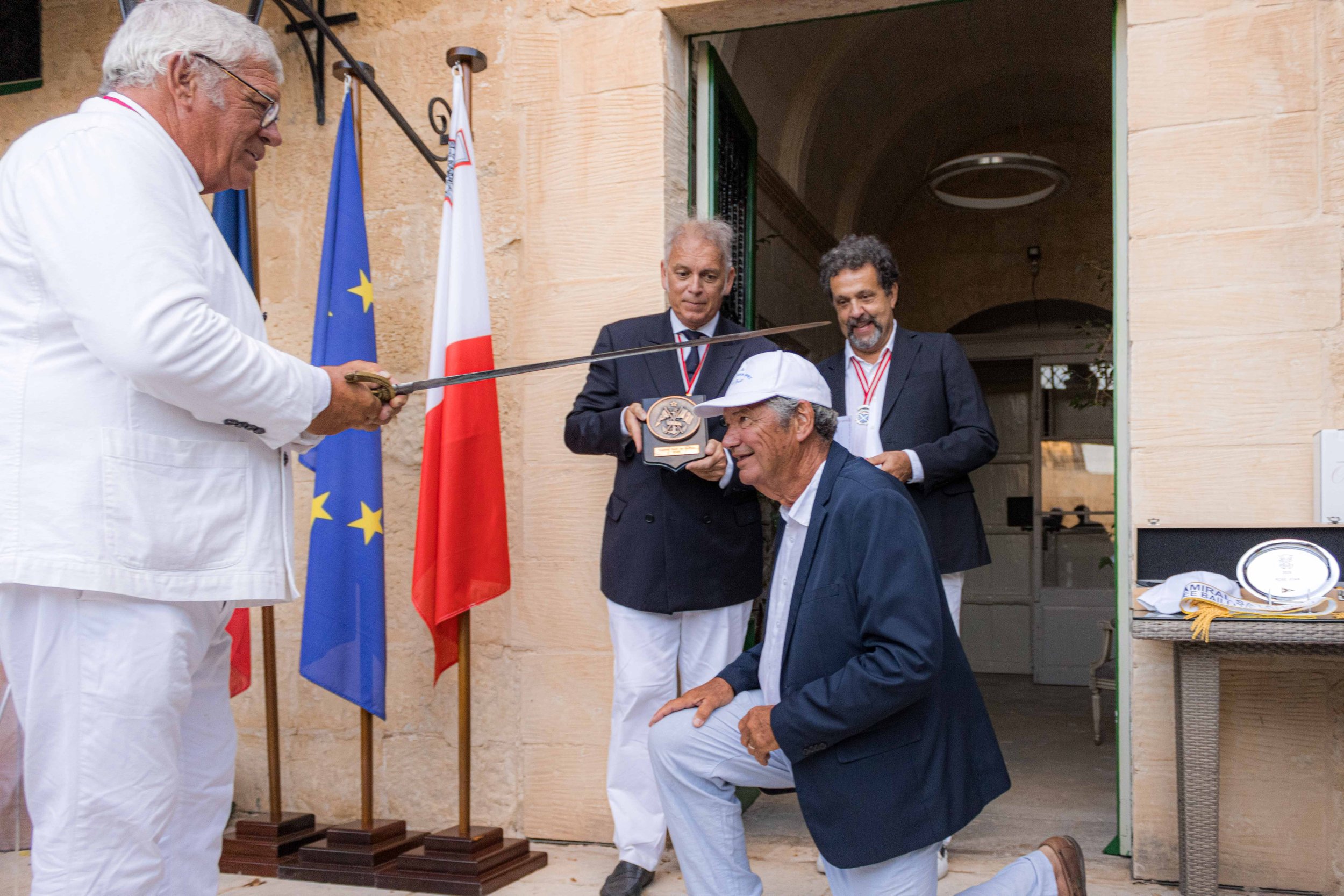 Christian Welter sacré Chevalier corsaire du Bailli reçoit la Tape de Bouche du yacht Club de France pour sa gentillesse, sa passion et son engagement à faire naviguer des jeunes