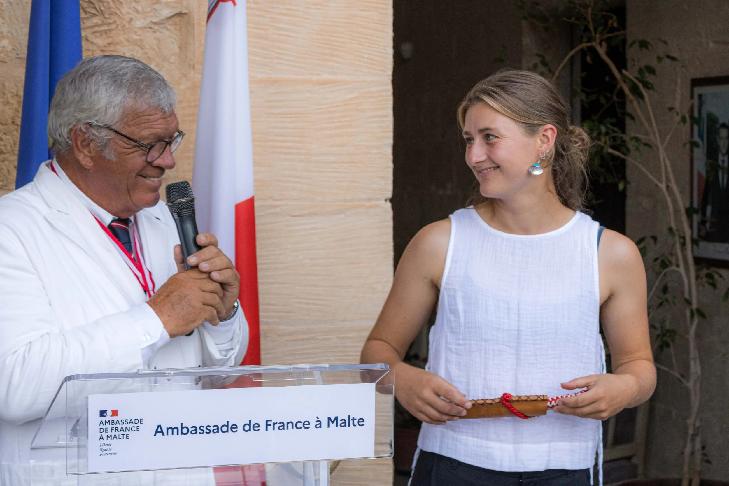 Lena Soleilhac reçoit le trophée de la plus jeune équipière du Bailli