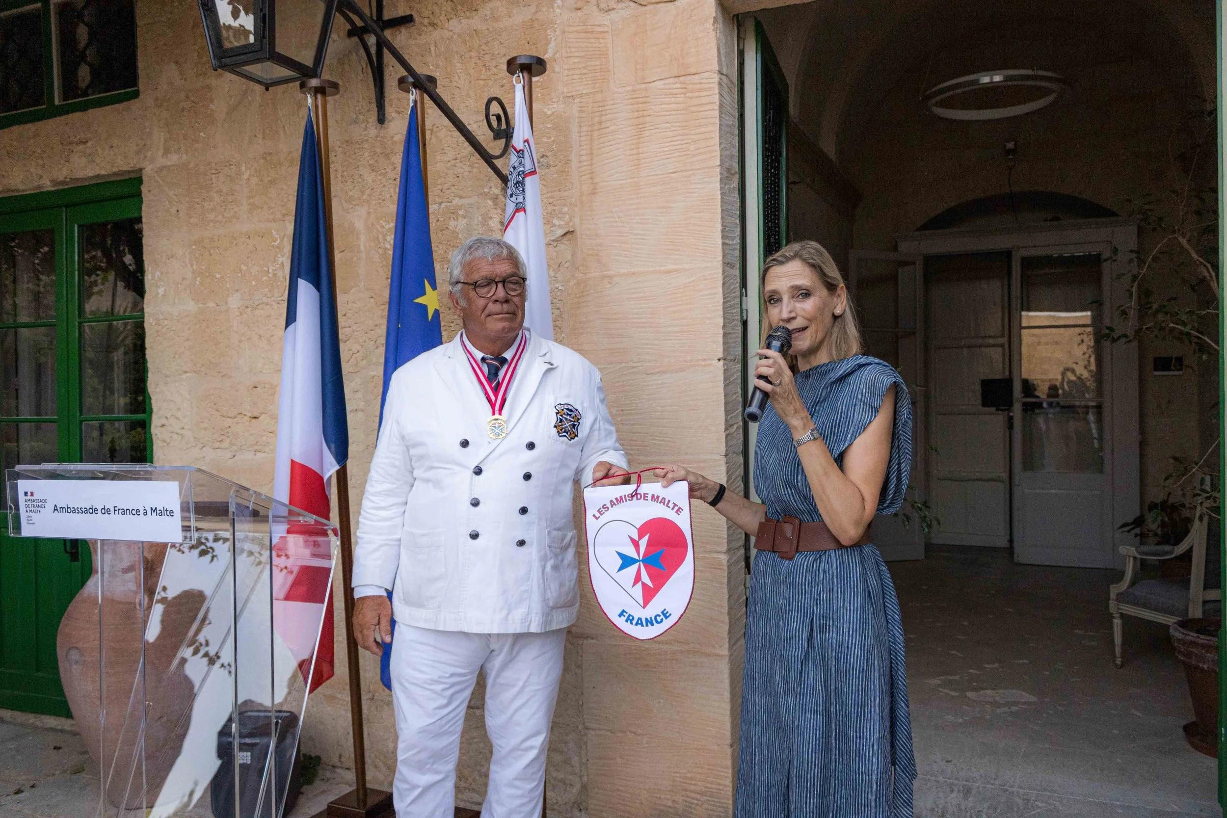 remise du drapeau des amis de Malte en France à l'ambassadrice
