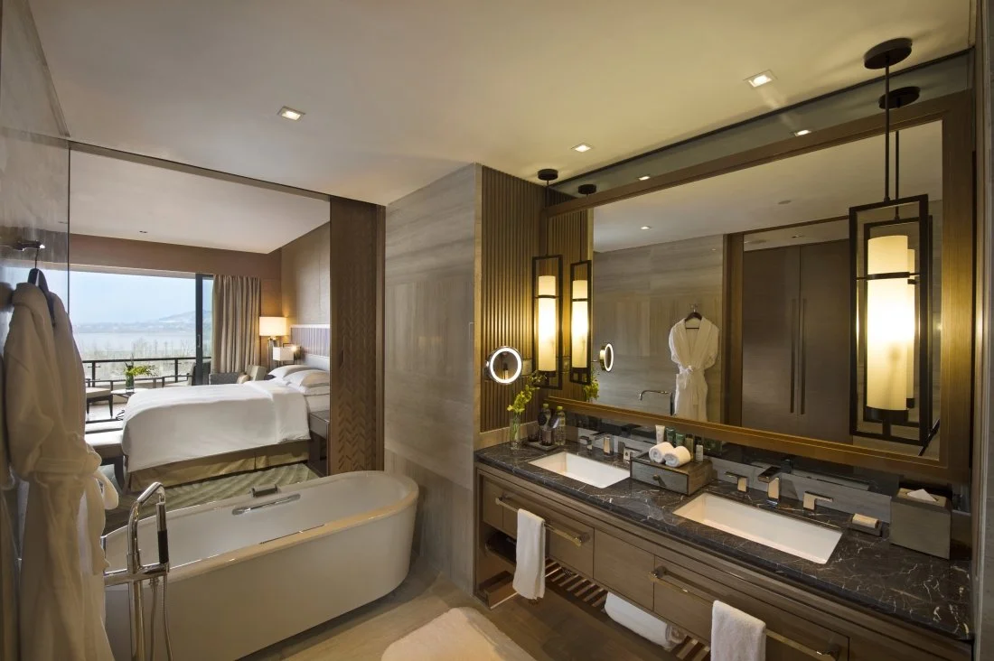 Suite - Bathroom 01.jpg