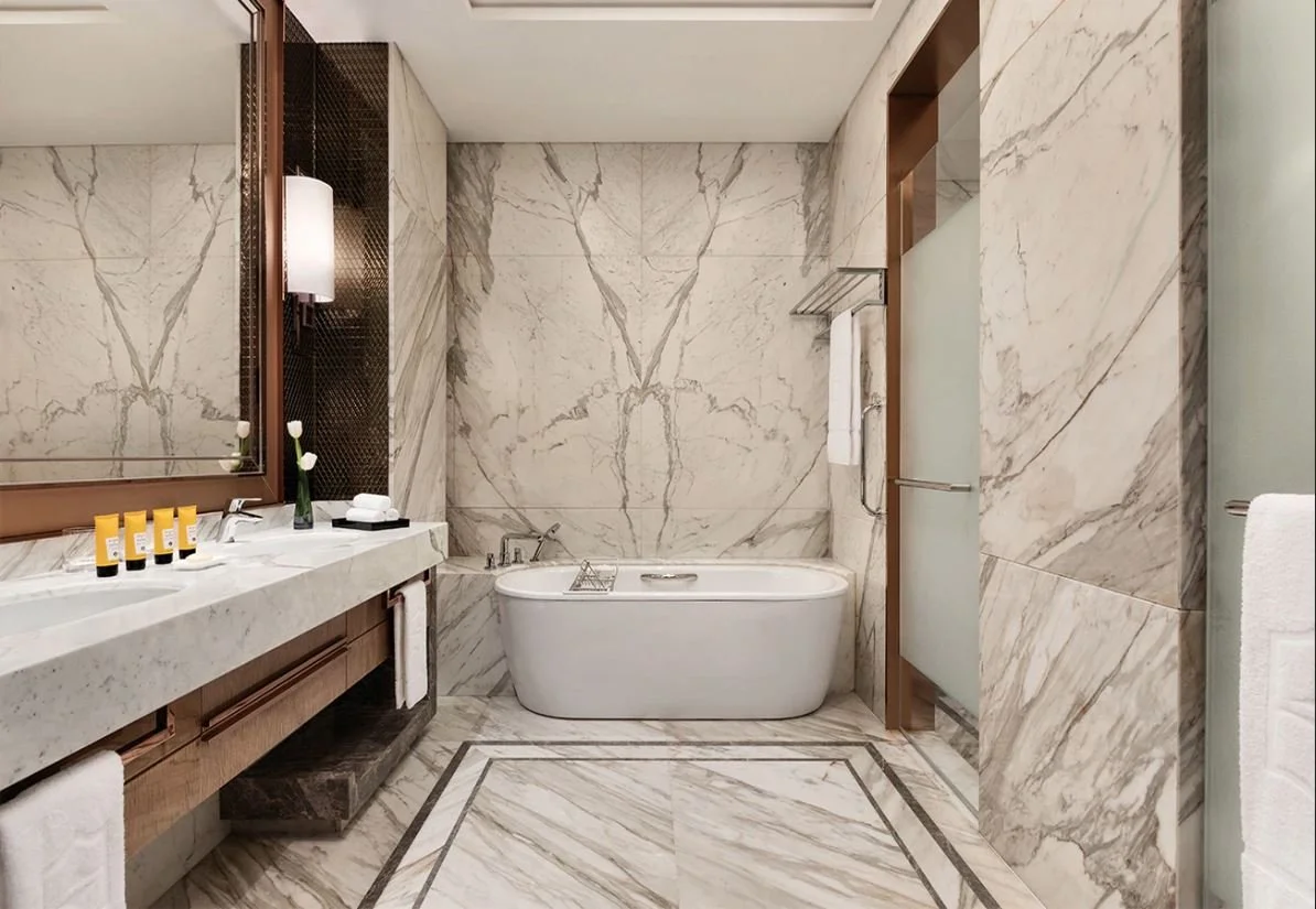 deluxe bathroom1.JPG