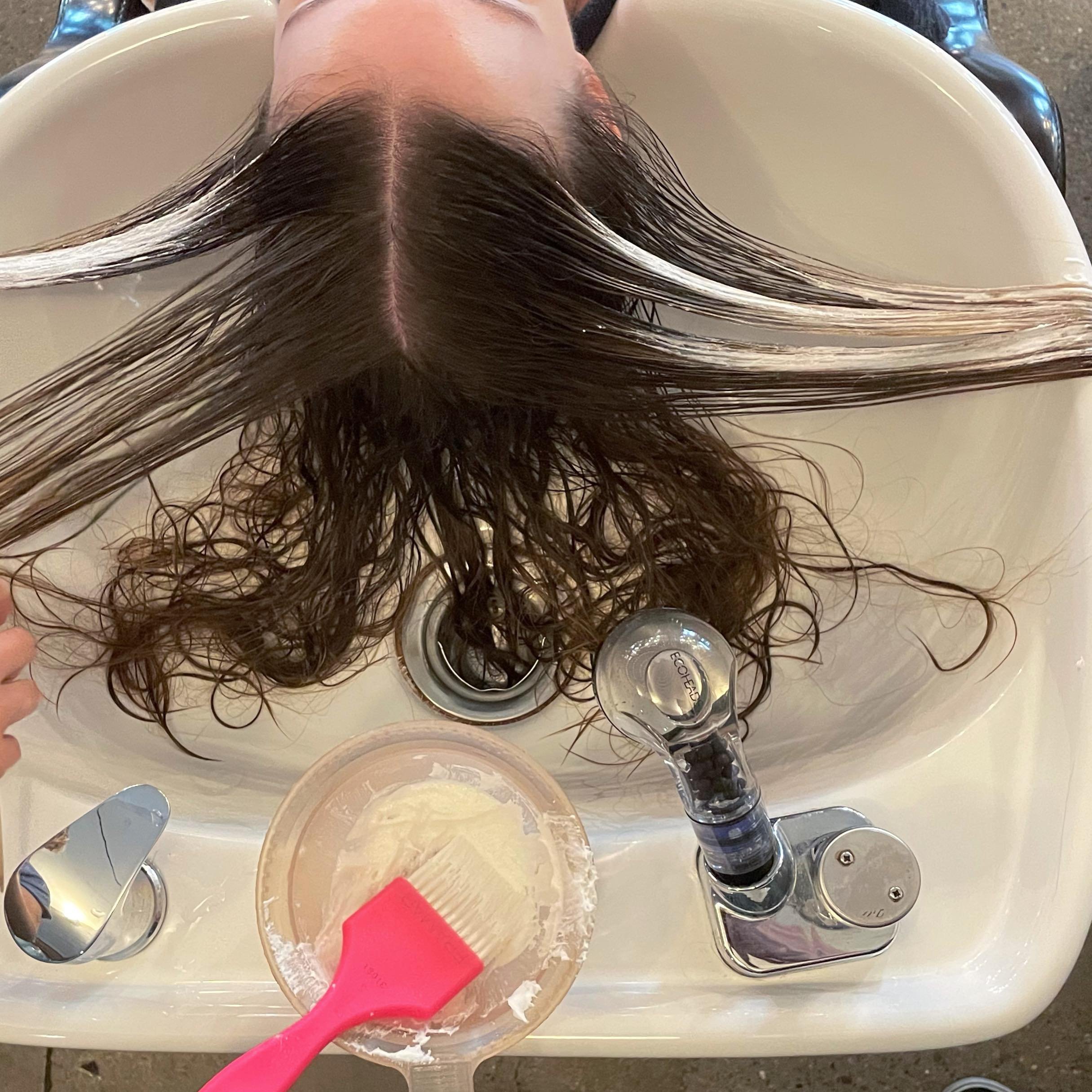 Don&rsquo;t know about you, but we&rsquo;re inspired 🤠🤘

@thelasthairbender14 doing a lil wet balayage action at the bowl 🧜&zwj;♀️🖌️🎨 

We like it, Picasso 🤌

#aveda #avedaartist #avedacolor #avedablonde #avedasalon #davines #davinessalon #bala