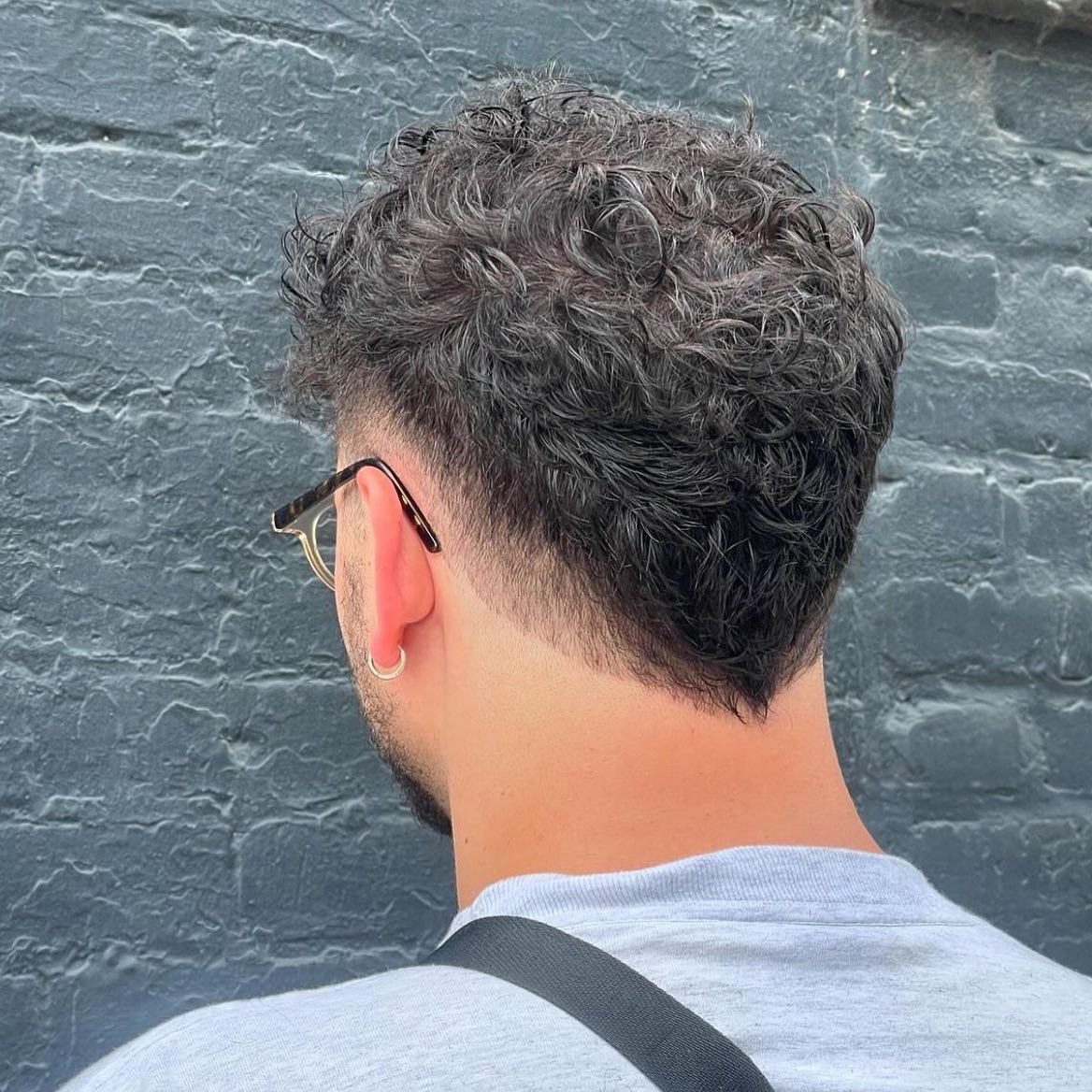 Monday Mood: heading into the week lookin sharp 🔪

stylist: @kirstenbrookecreative @aveda @avedaartists @davinesofficial @davinesnorthamerica 

#aveda #avedaartist #avedasalon #davines #davinessalon #curlyhair #summerhair #genderlesshair