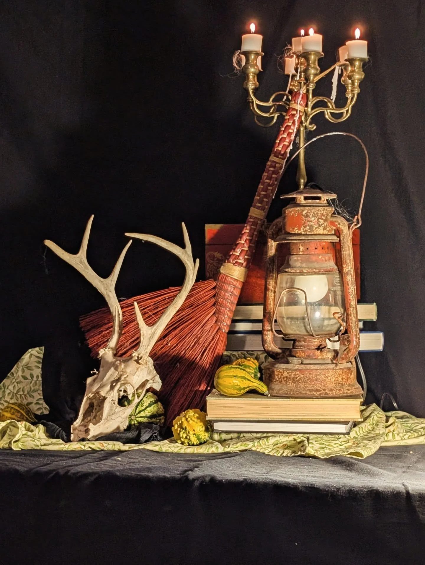 👻🕸️ Thank you to everyone who attended our Spooky Still Life fundraiser last night! We had a great time making still life drawings. Your support means so much!

📷: still life arrangements, art, and...a special guest! 👀

#drawing #art #StillLifePa