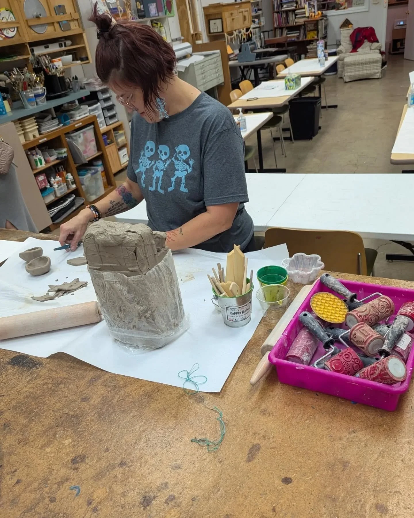 🎃🎃 The Art Room had a fantastic spooky workshop with its adolescent program Studio 416 this week!

📷: Art Educator/Director Jennifer Diaz prepares materials for the workshop offering the opportunity to make clay pumpkins. It was a great time explo