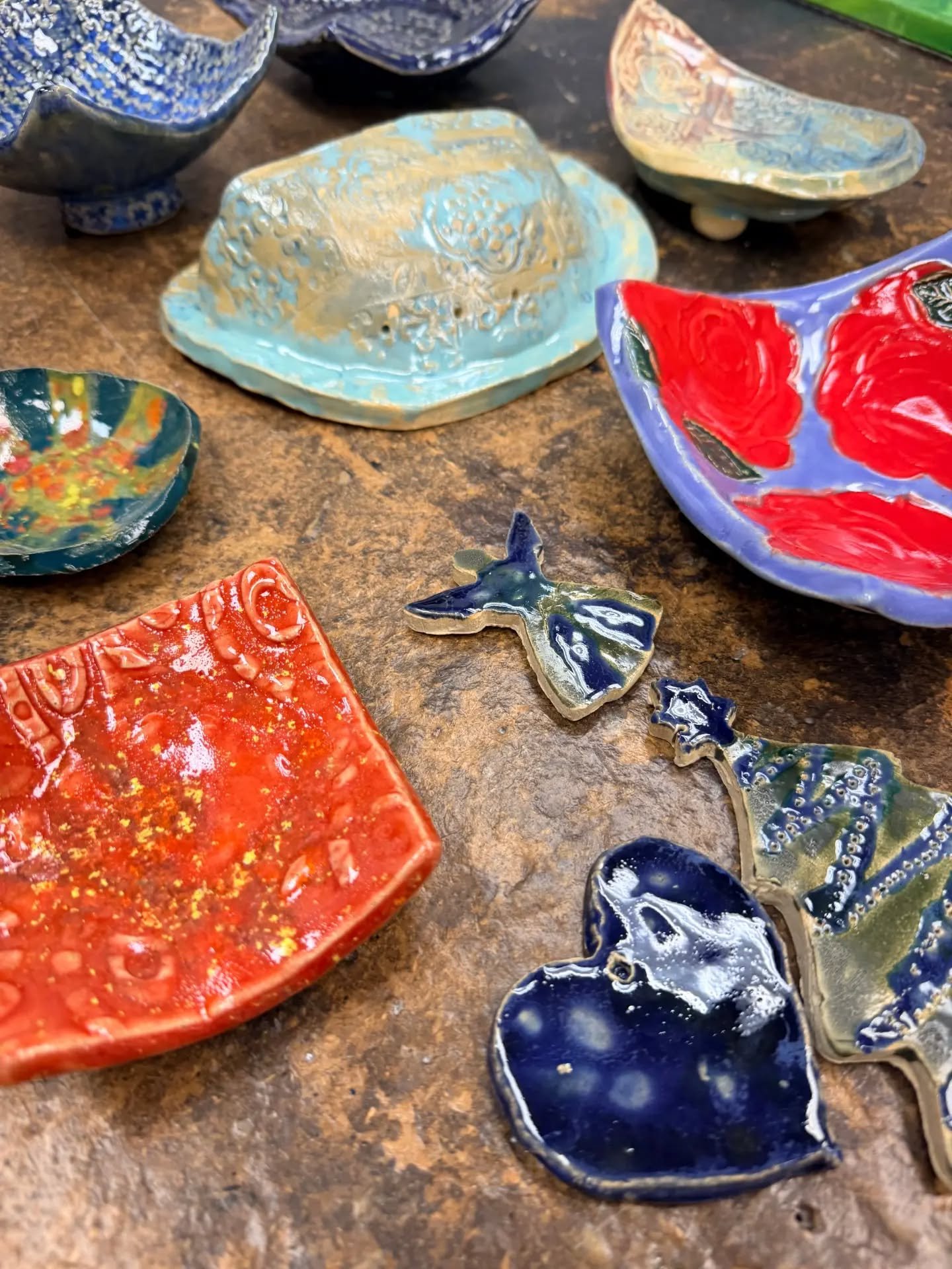 Members created beautiful ceramic dishes in our November and December First Monday Makeshops! 

In these workshops, Members created ceramic dishes out of clay slabs and learned to use texture rollers and release molds. They also learned how to use co