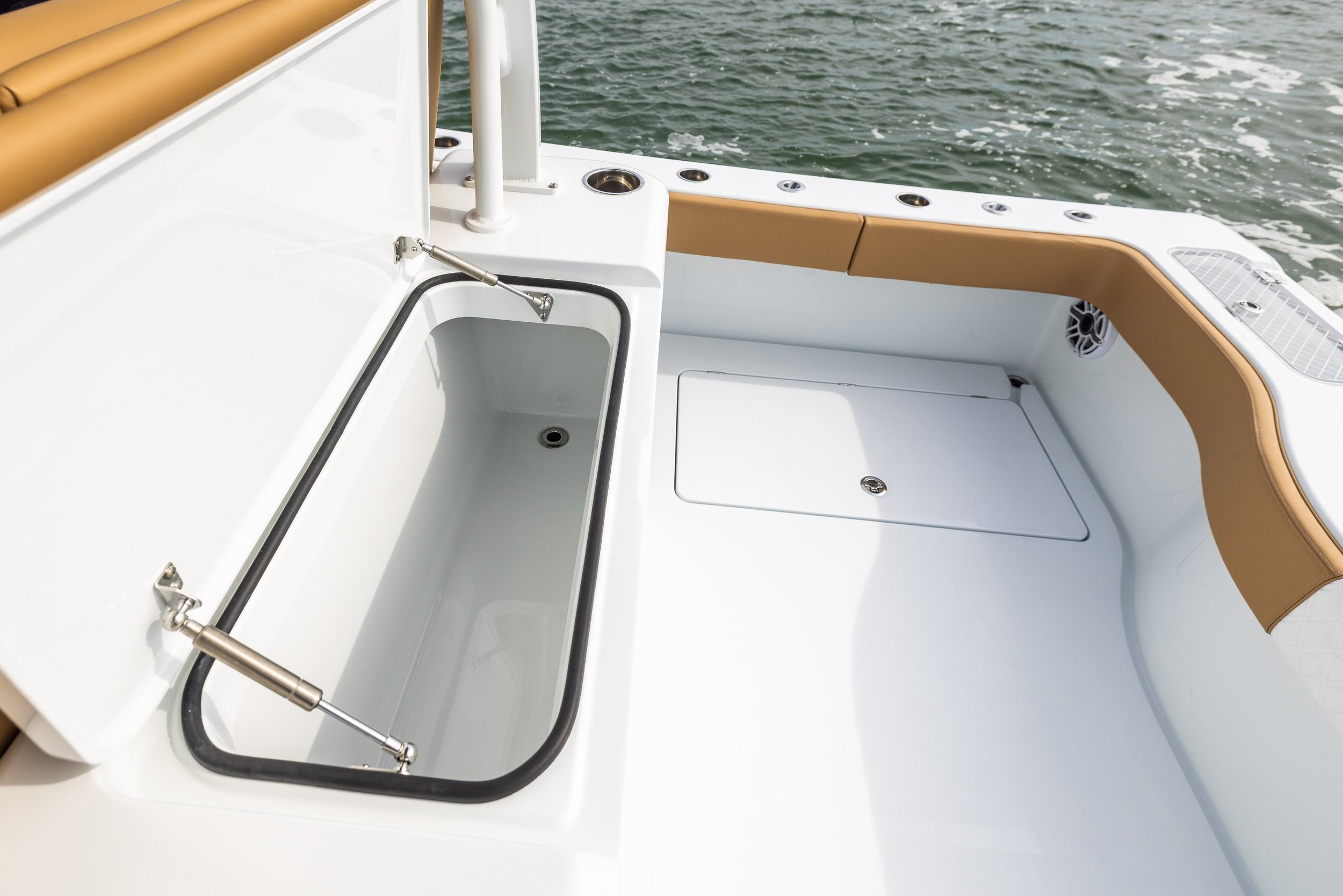 Freeman 32 | Rear Cooler