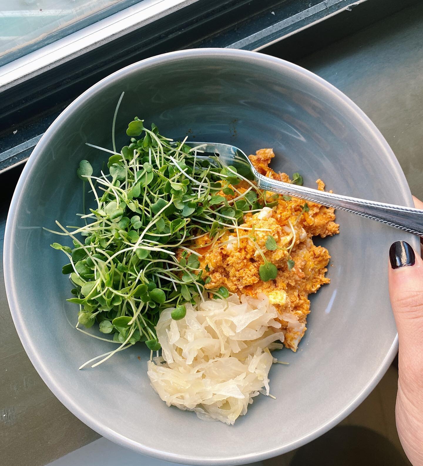 Breakfast on repeat: scrambled eggs with turmeric and tomato sauce🥚🍅 + micro greens🍃 + sauerkraut
.
Microgreens are small but packed with nutrition - they are a more concentrated than the mature greens (studies show anywhere from 4-40 times more c