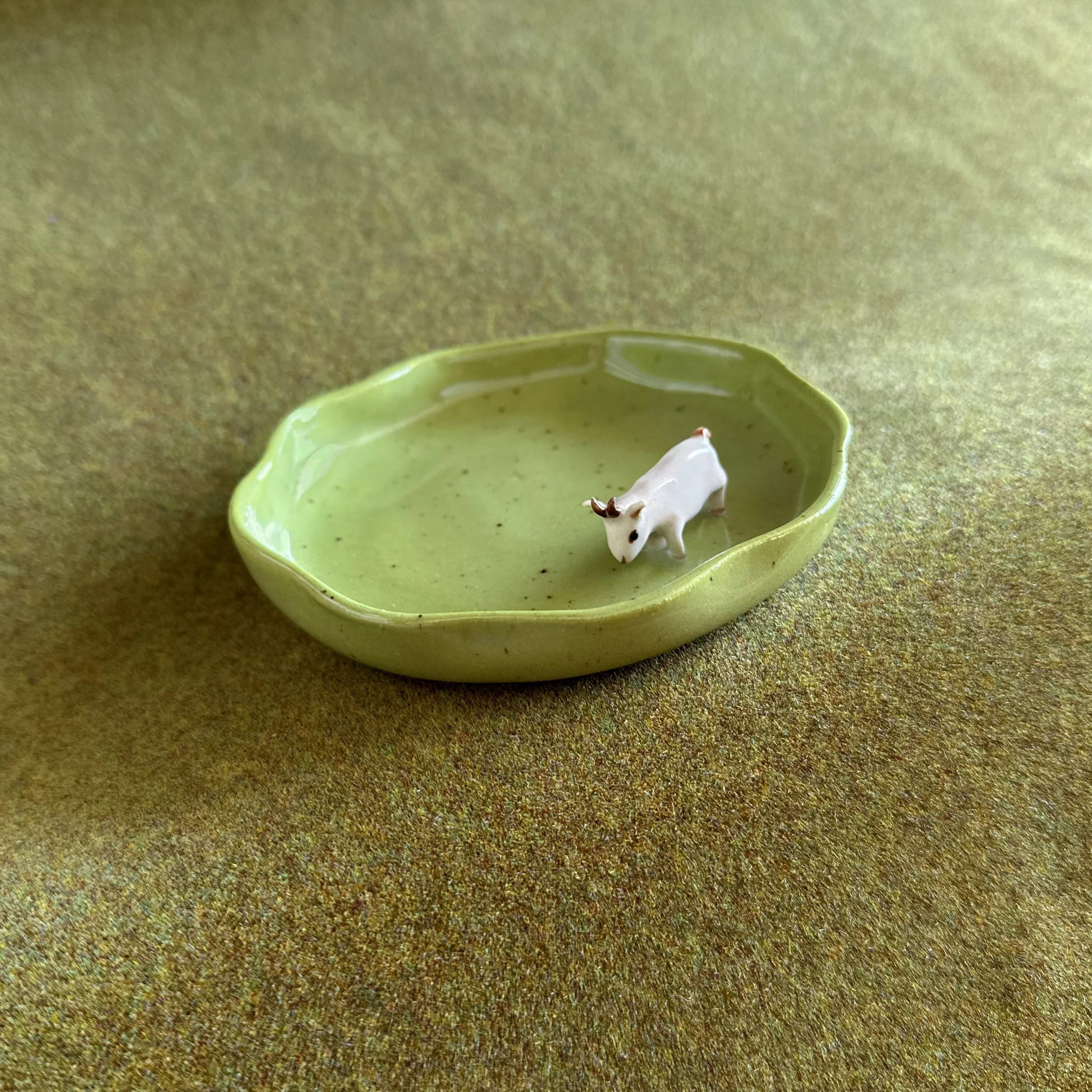 Grazing Goat - Farm Animal Ruffled Dish