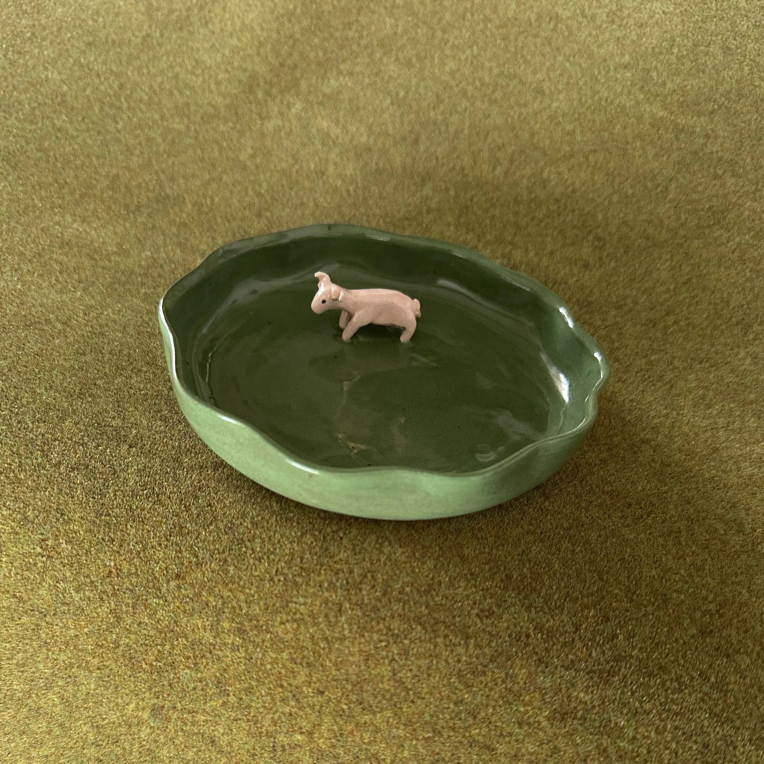 Grazing Pig - Farm Animal Ruffled Dish