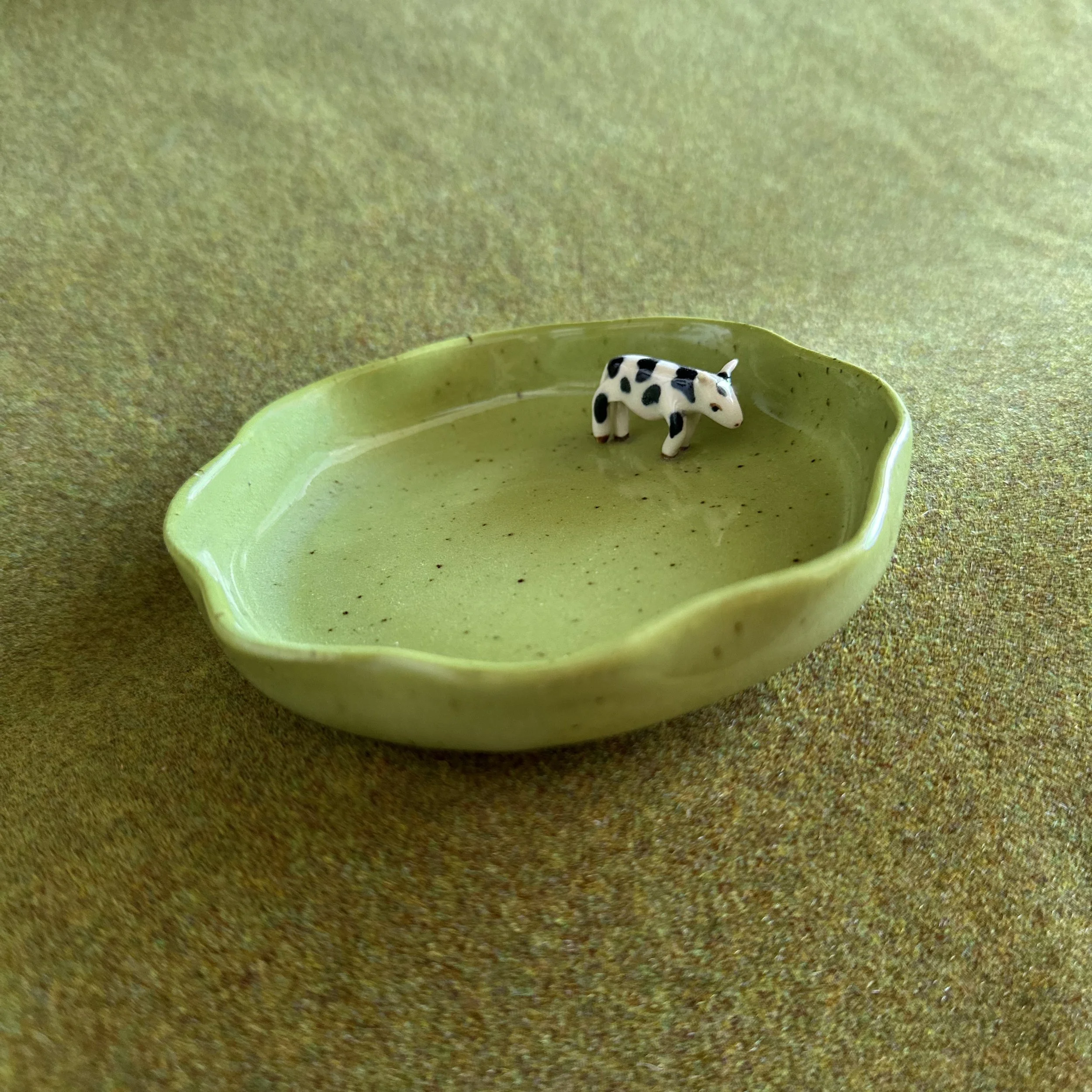 Grazing Cow - Farm Animal Ruffled Dish