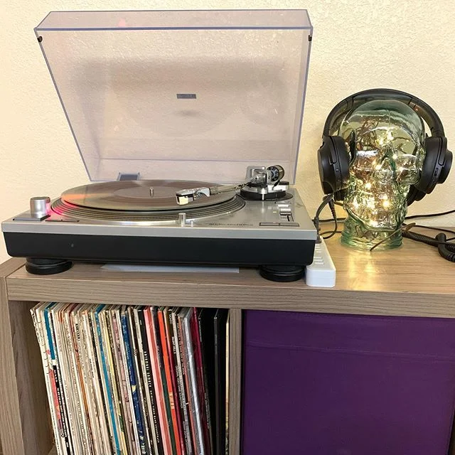 We got our little vinyl station set up! Next time I&rsquo;ll sample some 📡