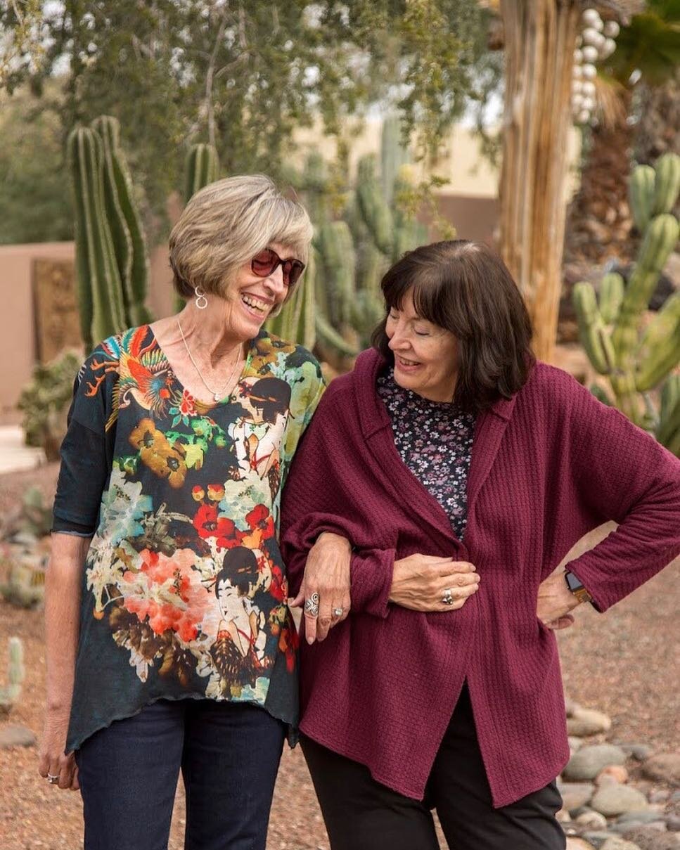 Pat &amp; Suzanne have been sisters for 71 years and were laughing the whole shoot; Pat was kind enough to offer up her backyard for the shoot and it was probably the prettiest backyard I&rsquo;ve seen in Arizona, just filled with plants🌵💐🌸