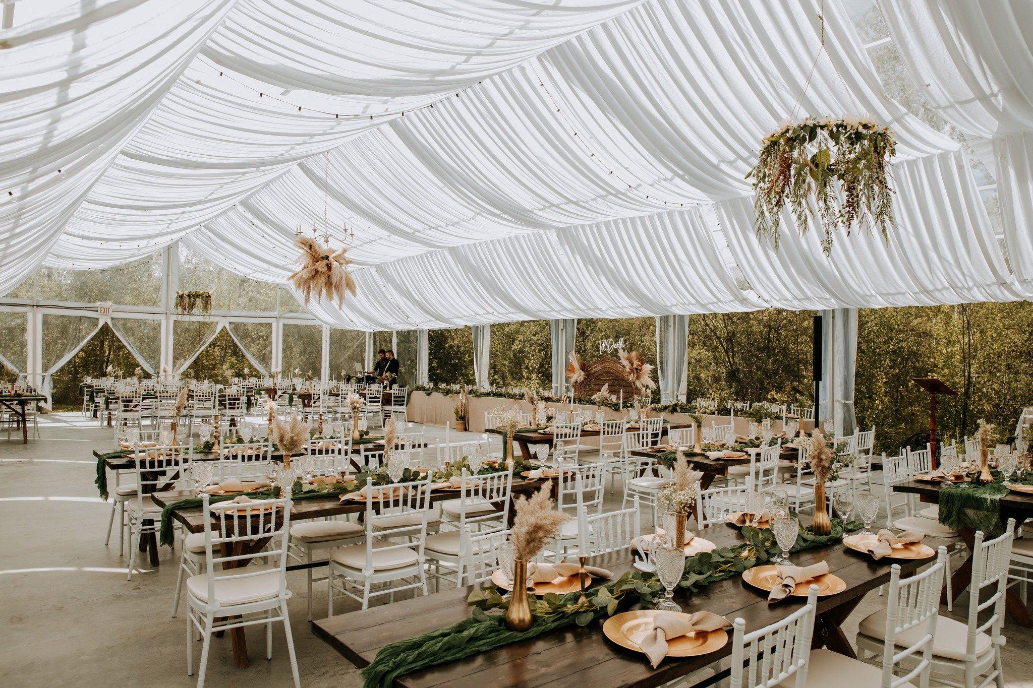 Decor goals right here! Just look at Sheena &amp; Sean's effortlessly designed head table! It blends beautifully into Kinloch Grove's natural surroundings, highlighting @theneutralboheme 's wicker loveseat, framed perfectly with their floor AND ceili