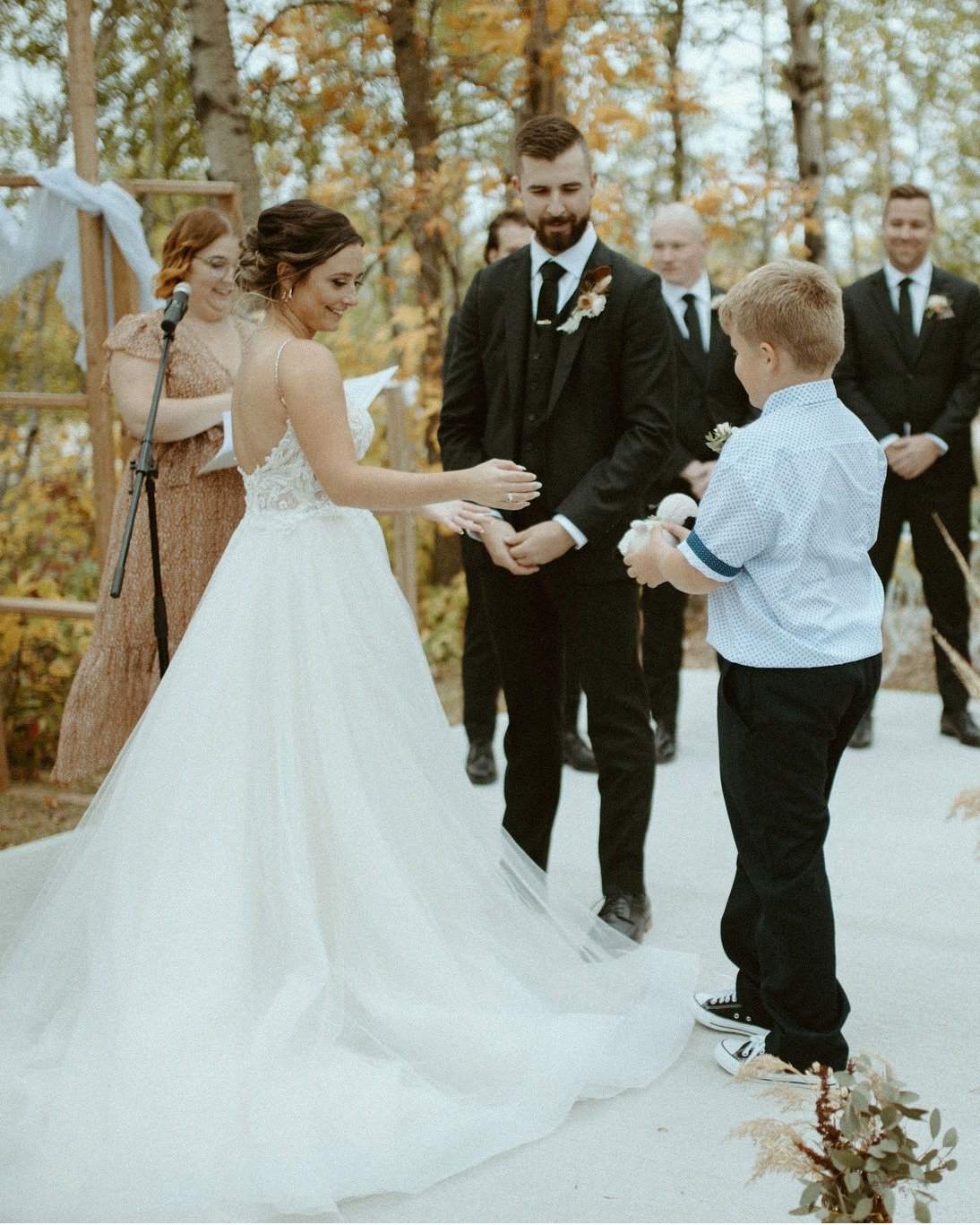 Isn't this such a sweet moment at E&amp;K's wedding? 

Consider all guests at your wedding as the young ones deserve big fun too! 🧃🎨
@aspoonfullofsugarchildminders offers professional, loving childcare at weddings&mdash;so parents can relax and cel