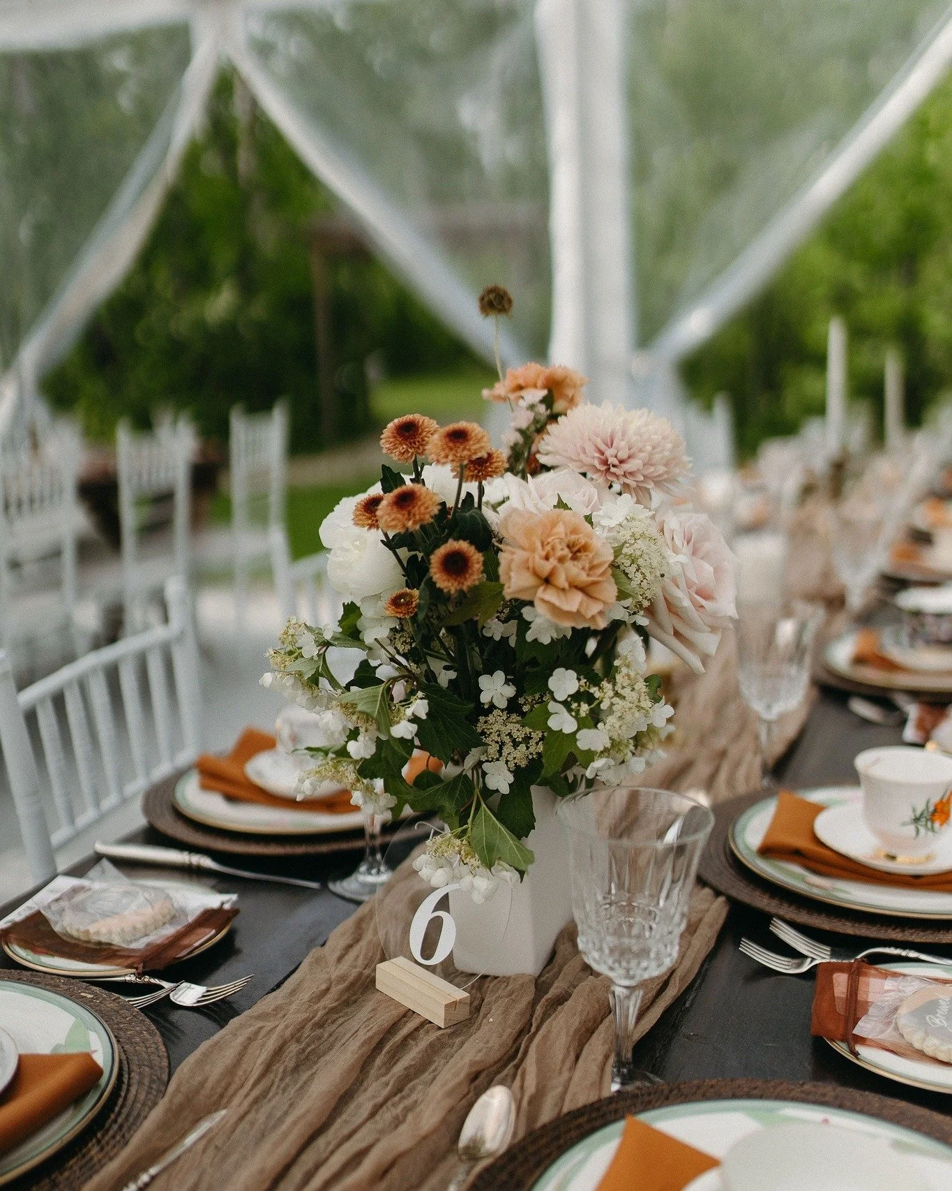 Wouldn't you say this colour palette is perfect for all seasons?! Our Open House was back in June, but with the falling leaves, this design would be perfect for a September wedding, too!

I love how each vendor got the memo and really brought this Mo