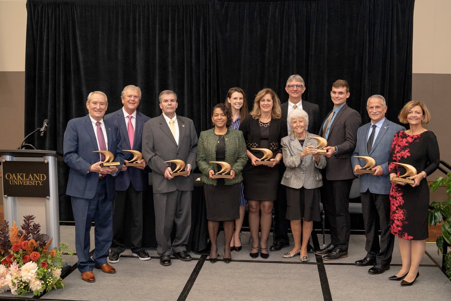  Group photo of winners of the 2018 Alumni Awards 