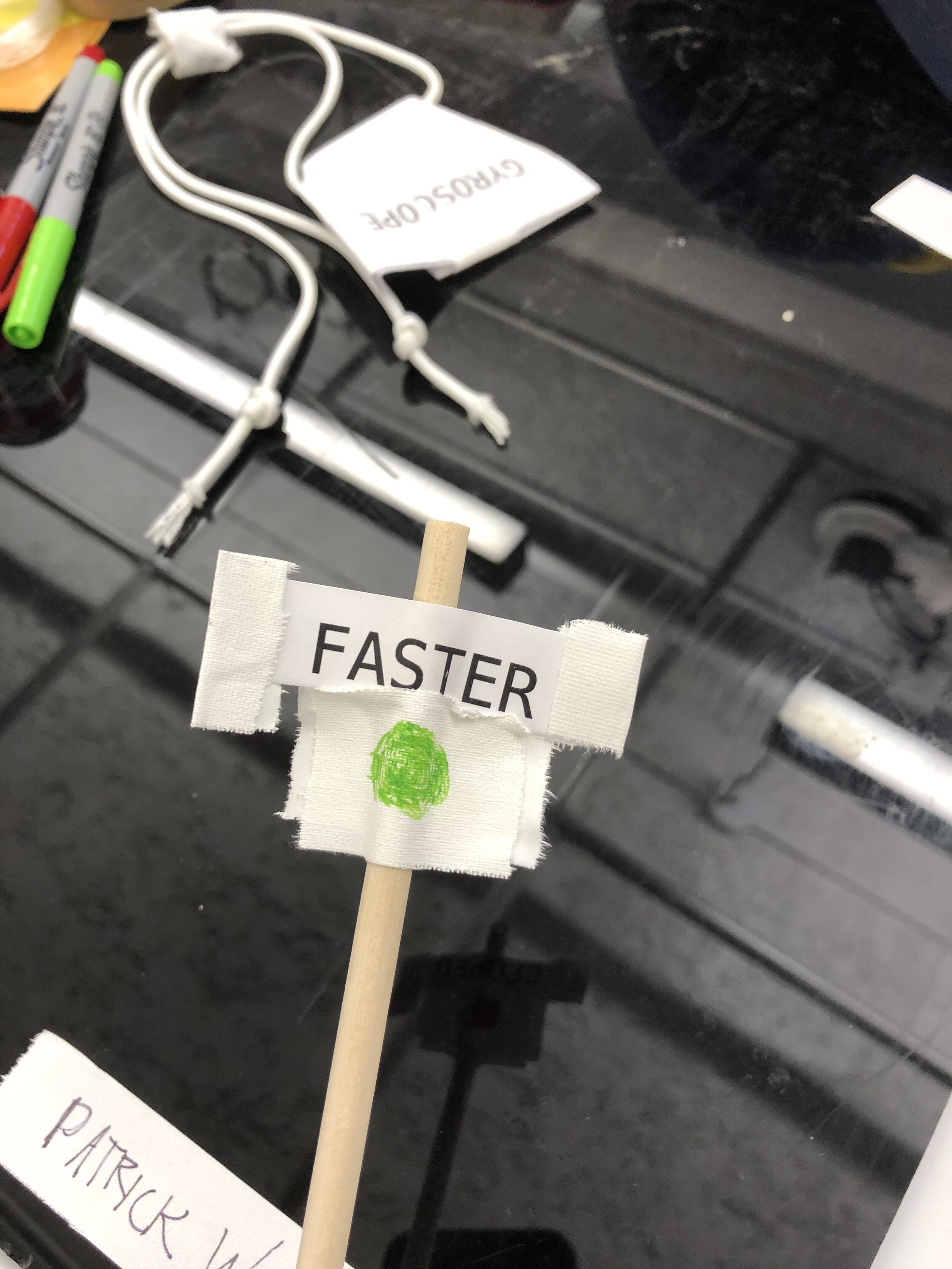 indicator showing that the player should go faster (the other side says slower with a red circle)
