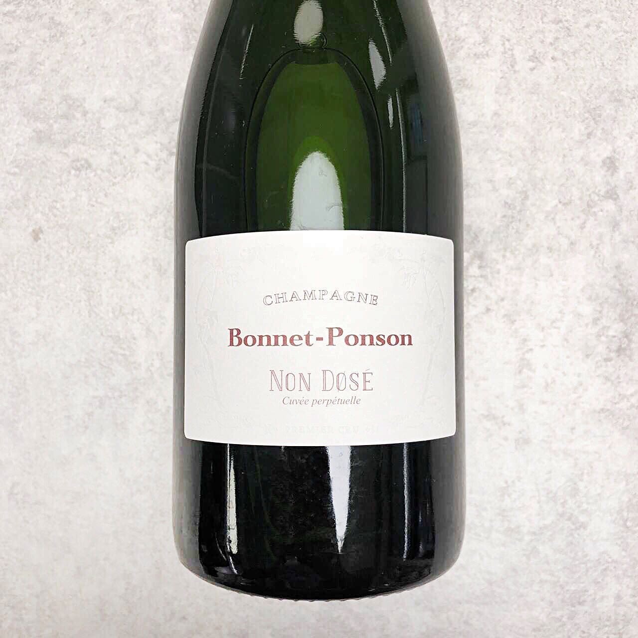 NV Champagne Bonnet-Ponson Non Dos&eacute; Premier Cru
.
在近幾年小農香檳(Grower Champagne)在葡萄酒圈成為火熱的關鍵字，也連動了香檳在市場上開始有供不應求的情況，包括大廠搶葡萄以及一些小廠牌陸續崛起，Bonnet Ponson也是近期陸續起來的自然派小農香檳。
.
葡萄來自漢斯山脈西部的 Chamery、Vrigny 和 Coulommes-la-Montagne一級葡萄村莊的約 35 塊葡萄藤地，以35% 黑比諾、35%