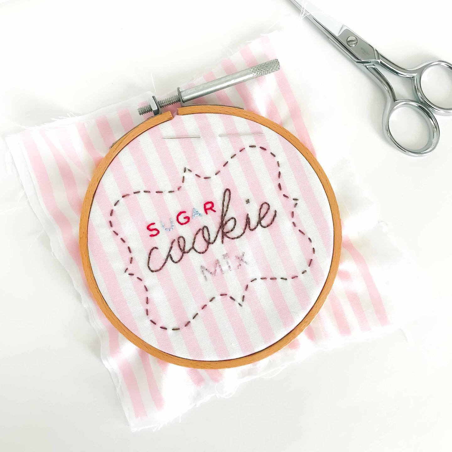 Making a sugar cookie mix bag to go with the felt sugar cookies (I sewed years ago) after my daughter found them hiding in my sewing room. 🍪 Pattern is by @amysinibaldi from the book#ZakkaStyle by @rashida_coleman_hale &bull;
&bull;
&bull;
We also a