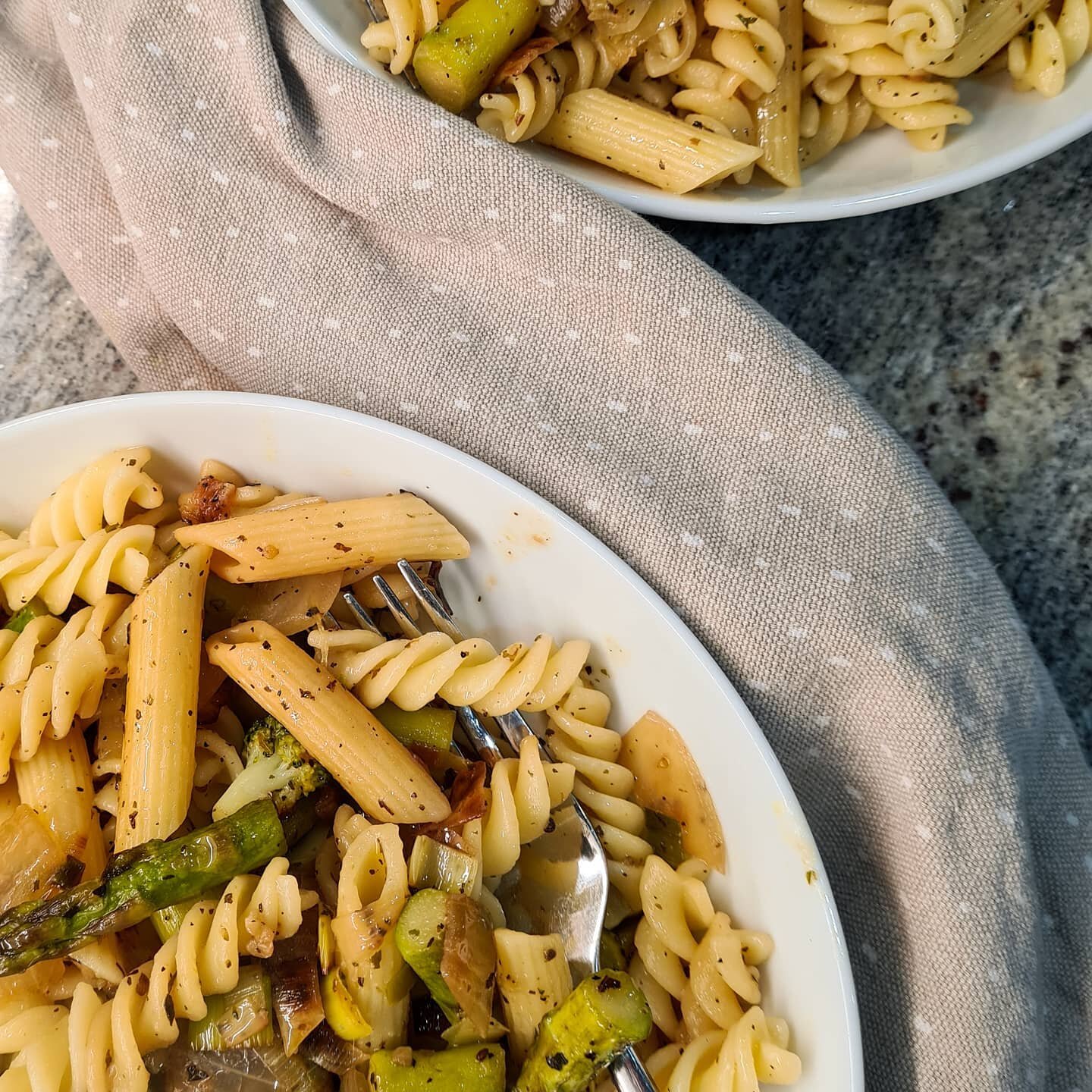 After the pancakes yesterday I&rsquo;m looking for something a little bit more healthy. Tonight&rsquo;s meal is this Asparagus and Leek Pasta. 
.
Seasoned green vegetables, tossed through pasta, with a little bit of homemade Mediterranean Oil, this m