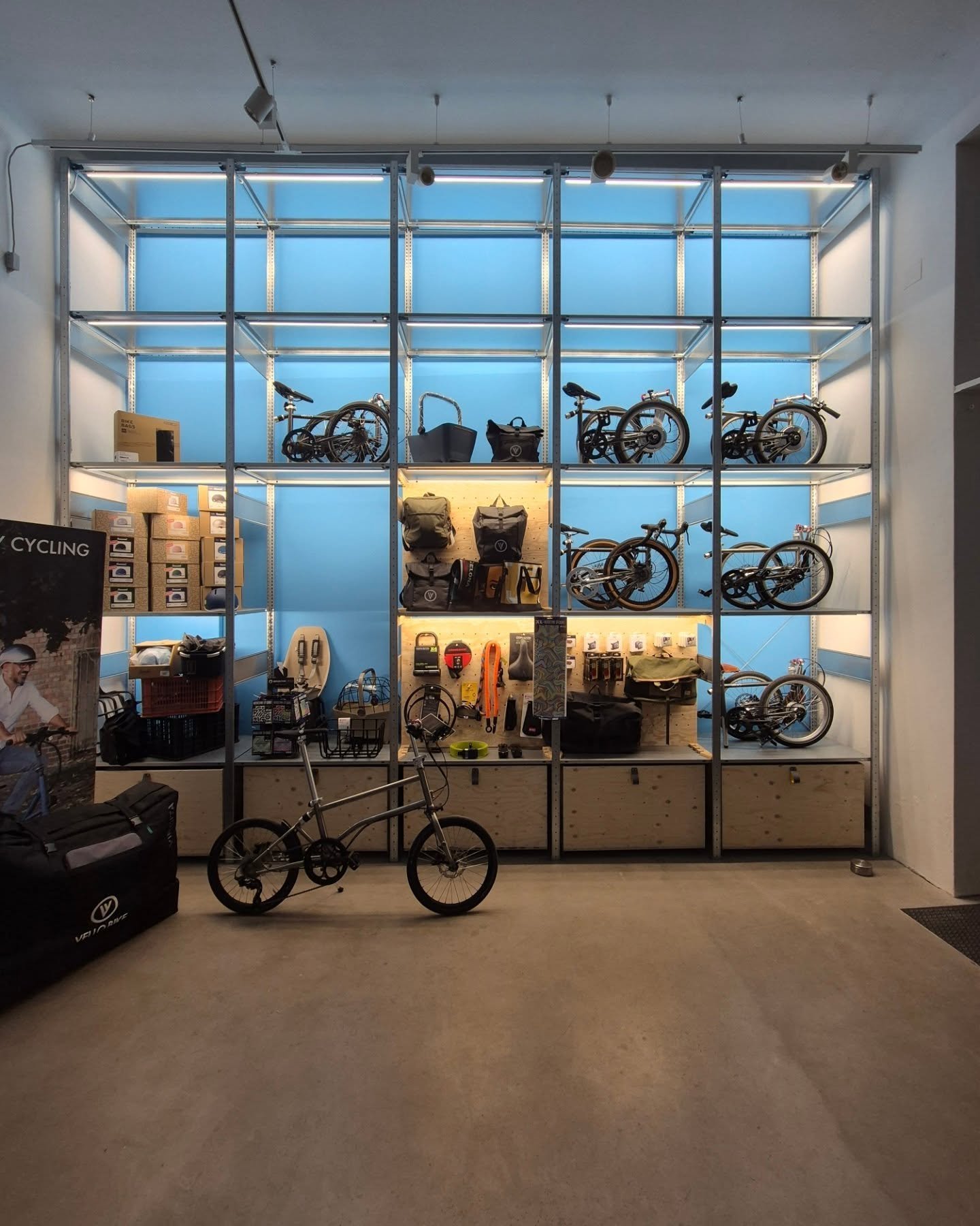 Redesign of the VELLO Bike Shop Neubaugasse. Incorporation of brand colors. A large shelf for displaying folding bikes. Lighting is, of course, a key element. Perforated panels that can be used flexibly for product presentation. A dedicated presentat