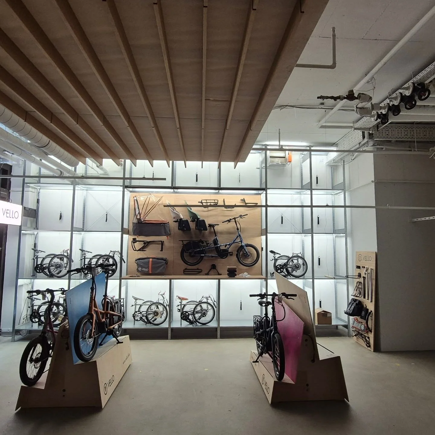 A big step for a growing bicycle company from Vienna @vellobike flagship store in Berlin. It was a great pleasure to work with the VELLO team to design and realize this shop.
A cooperation with @biciclicyclingsociety