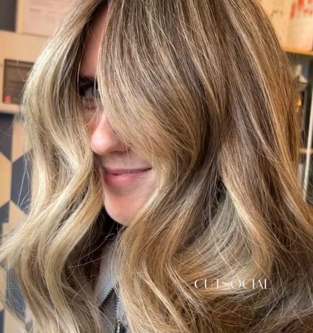 By @__katrinakelly_ 💕

Are you going lighter for summer? 🫶 Book through the link in our bio to start our summer hair journey - now's the time! 

#cutsocial #dublinsalon #behindthechair #dublinhairdresser #hairbrained