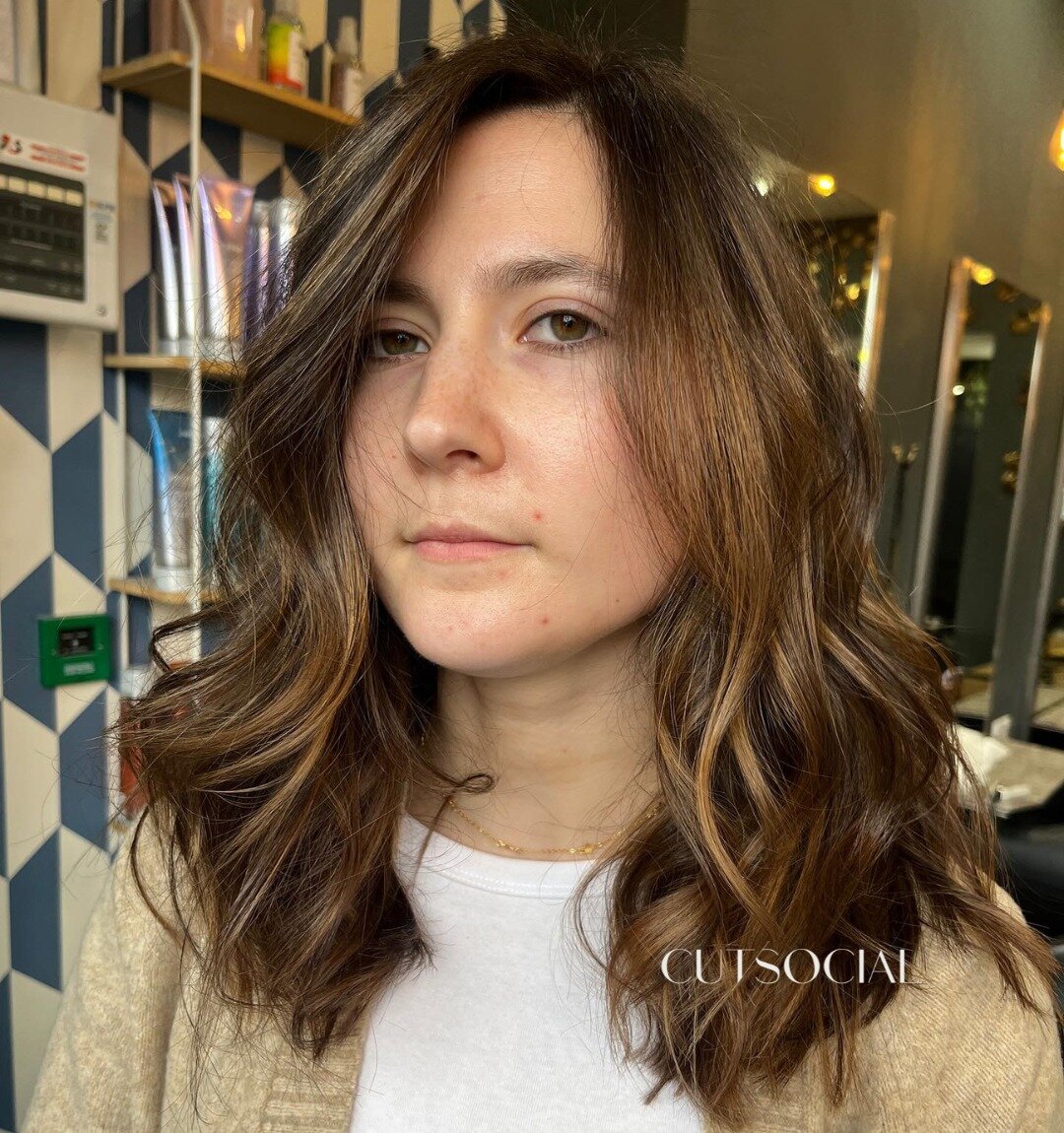 A touch of class 🥰

A gorgeous colour while maintaining thick and healthy hair 🙌 Book your consultation or next colour appointment through the link in our bio, we can't wait to see you 🤍

#cutsocial #behindthechair #dublinsalon #dublinhairdresser 