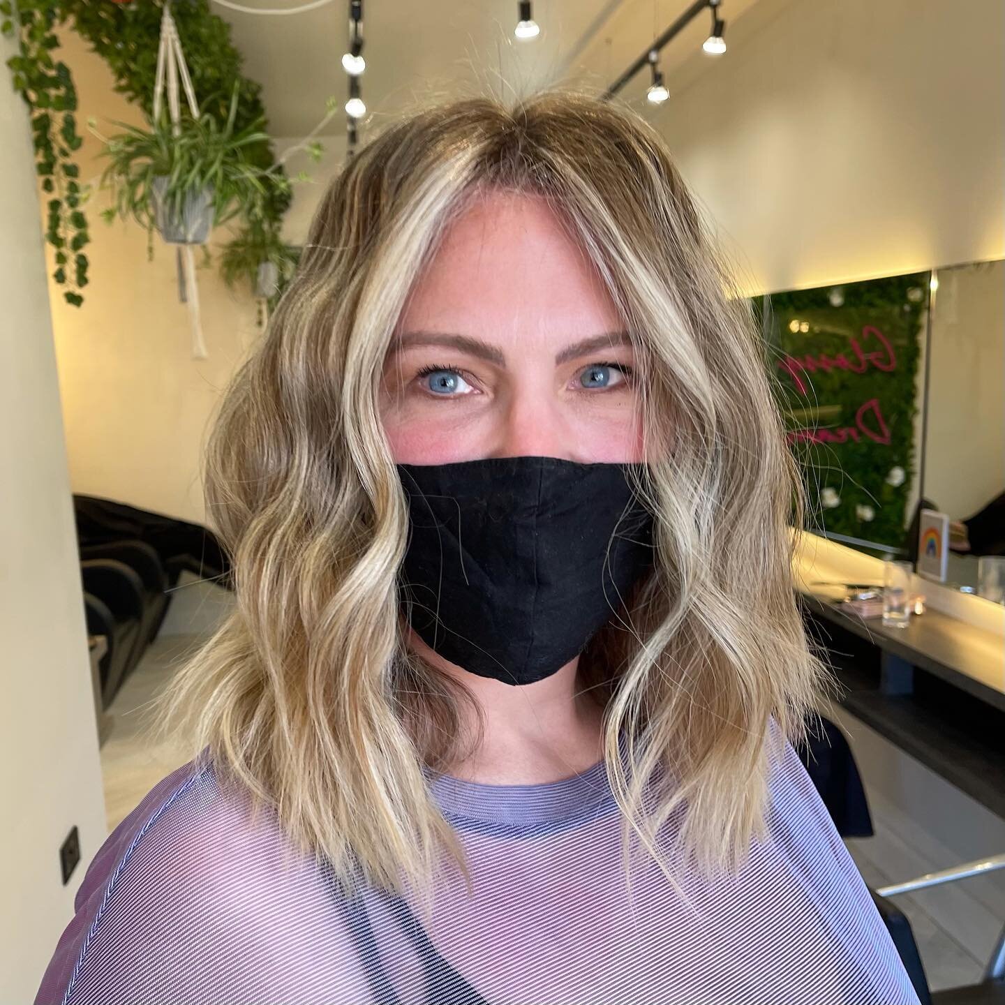 Another phenomenal #MetalDetox transfo on our buddy @ali_bespokemakeupartistry_

Full head of #livedinfoils, tip out, zone tone and restyle by @dodgerido

More of this please!!! &hearts;️

#haircolour #blondehair #balayage #csconnective #loreal #hair