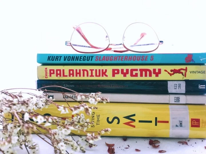 Can You Still Be a Book Nerd as a Low Waster? - SPOILER ALERT: YES, YOU CAN. 