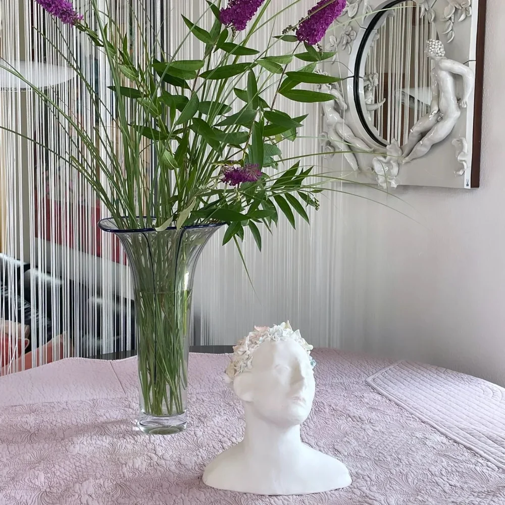 Mein Porzellankopf hat ein Paradies gefunden. Er lebt jetzt in auserlesener Gesellschaft im Haus der Gesamtk&uuml;nstlerin und Dirigentin Elisabeth Ziegler unter dem Spiegel von Gerit Grimm. Was f&uuml;r ein Gl&uuml;ck !!!