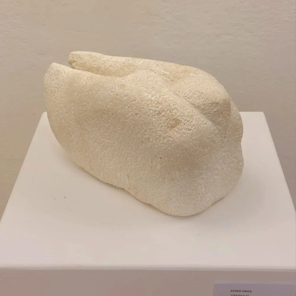 Diese Skulptur versinnbildlicht den Frieden
Versunken in sich selbst
Wenn die Welt in Aufregung keine Ruhe findet

She is a donation to the project https://www.see-the-big-picture.com
A global peace project of Desmond Doyle in Vordernberg in Austria.