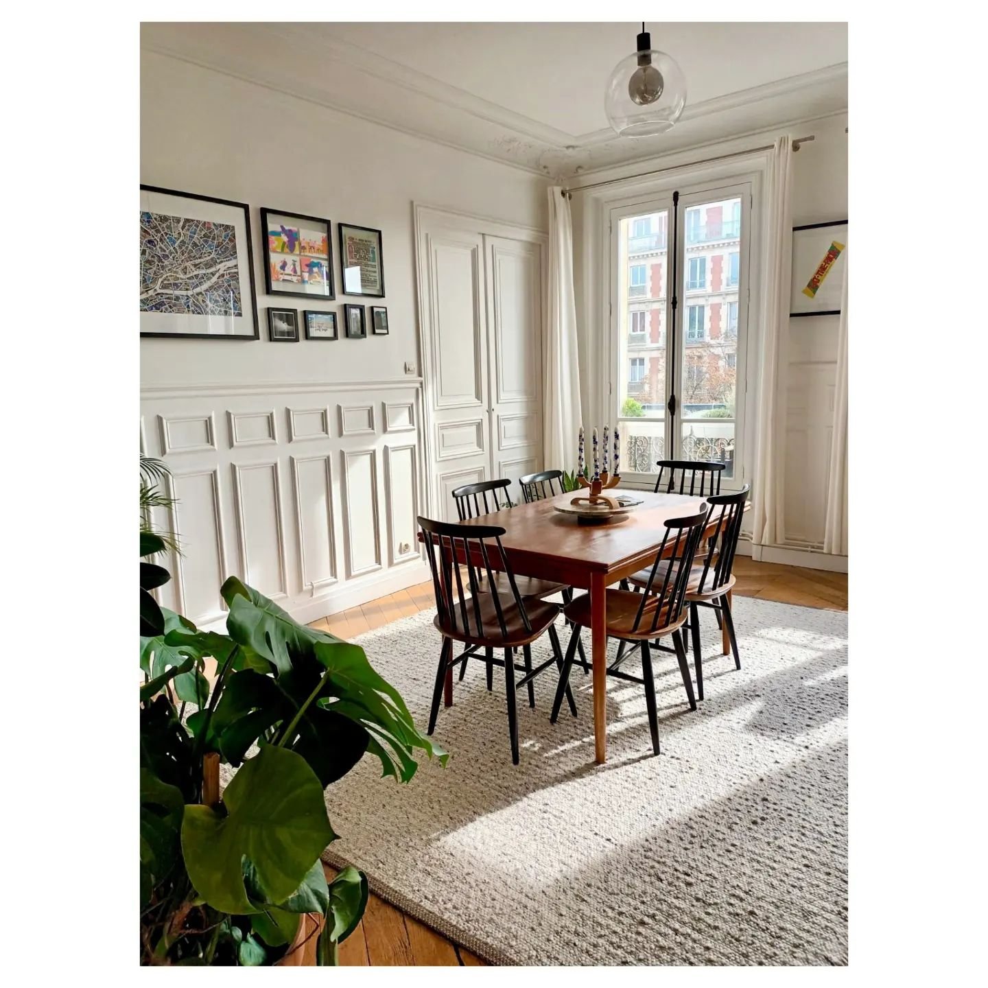 ✨👩🏾‍🎨 We love Parisian apartments – where past meets present in every corner!
📸 These stunning shots from a happy customer feature our 'Tropical Forest' dinner candles in blue - I am officially in love! 💙
Whether you’re a maxi