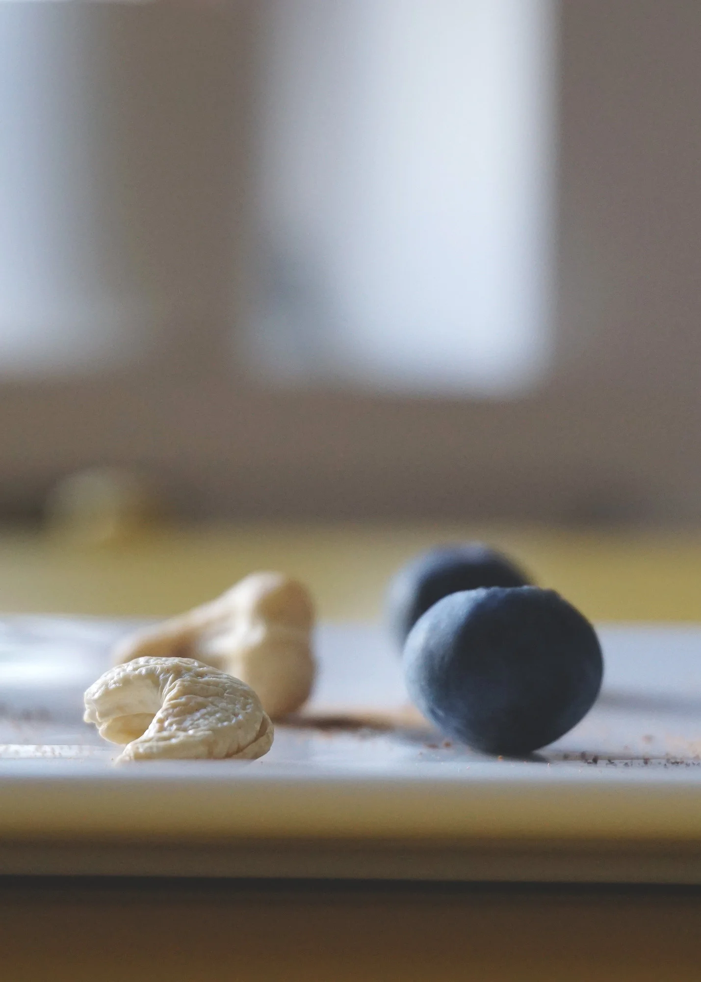 ek-cashew-mustikka3.jpg