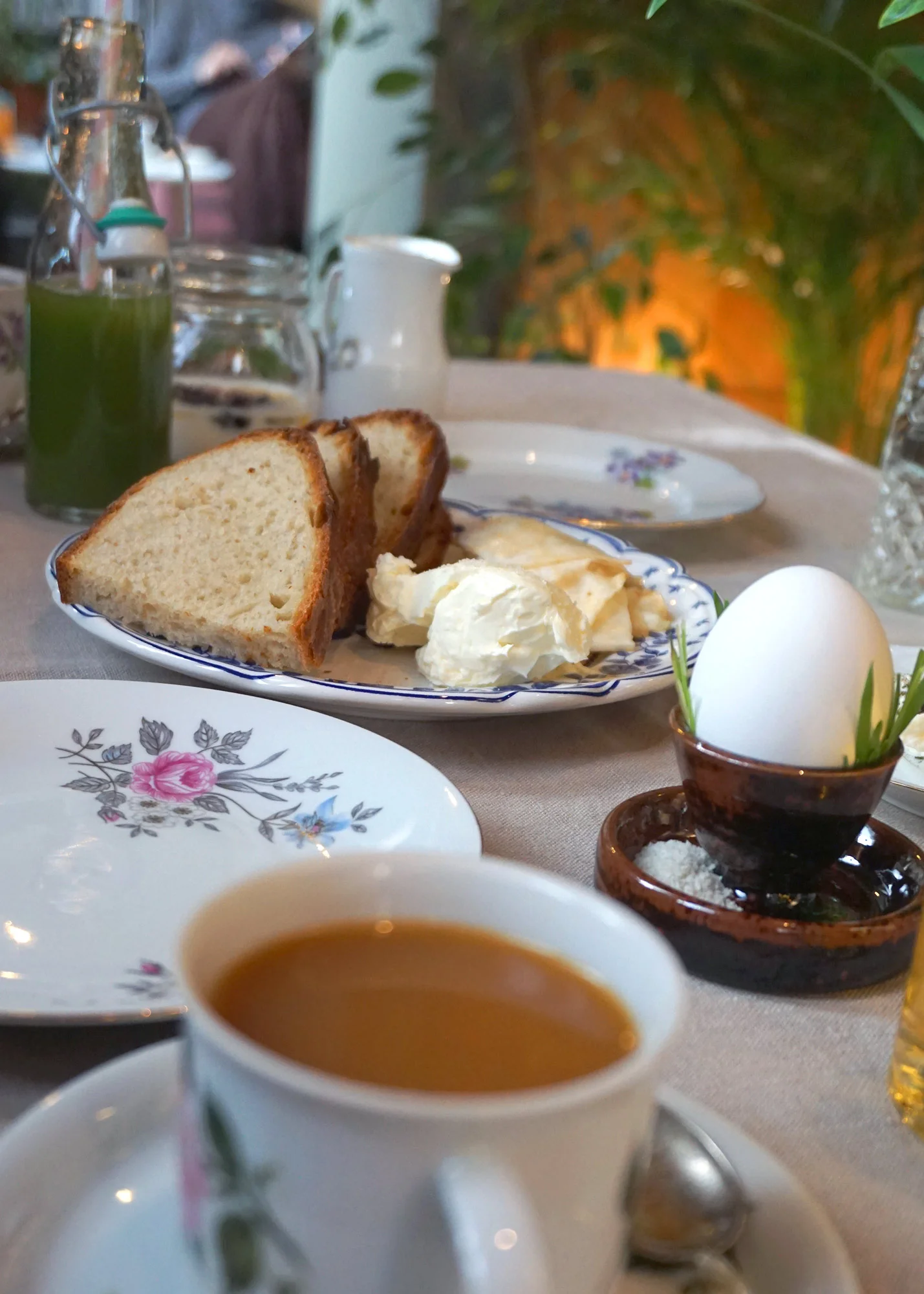 ek-cafe-victor-aamiainen-poyta2.jpg