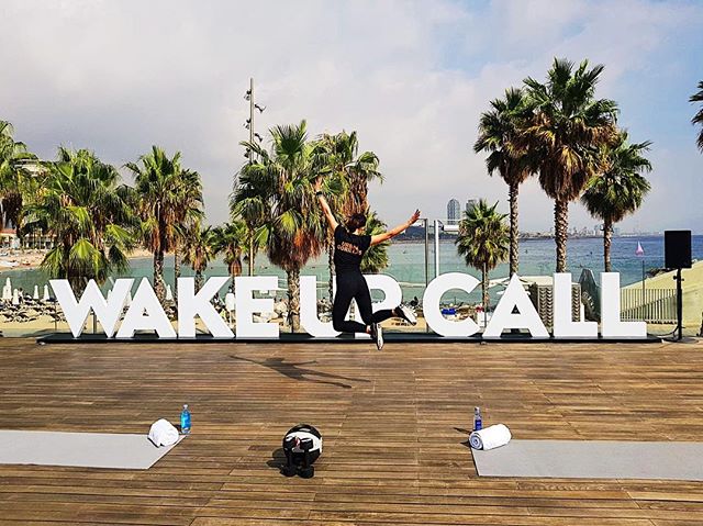One of our workout locations is at @w_barcelona just in front of the beach, sea and palm trees. Completely open space with fresh sea breeze and sunshine🏝 You still doubting if you should join us? 😎
#detoxretoxrepeat