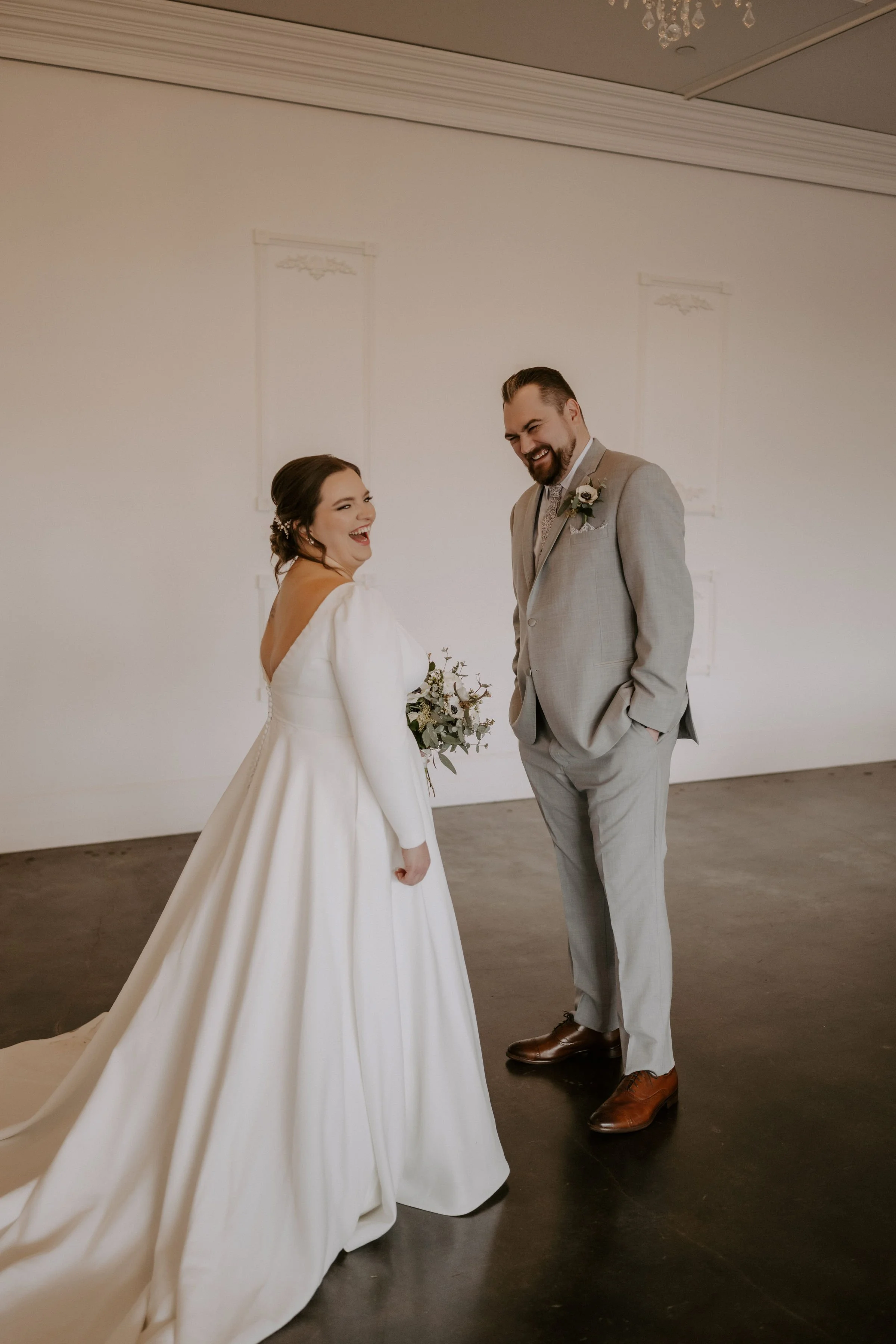 Why Spring Wedding Lighting Creates Unique Photo Opportunities