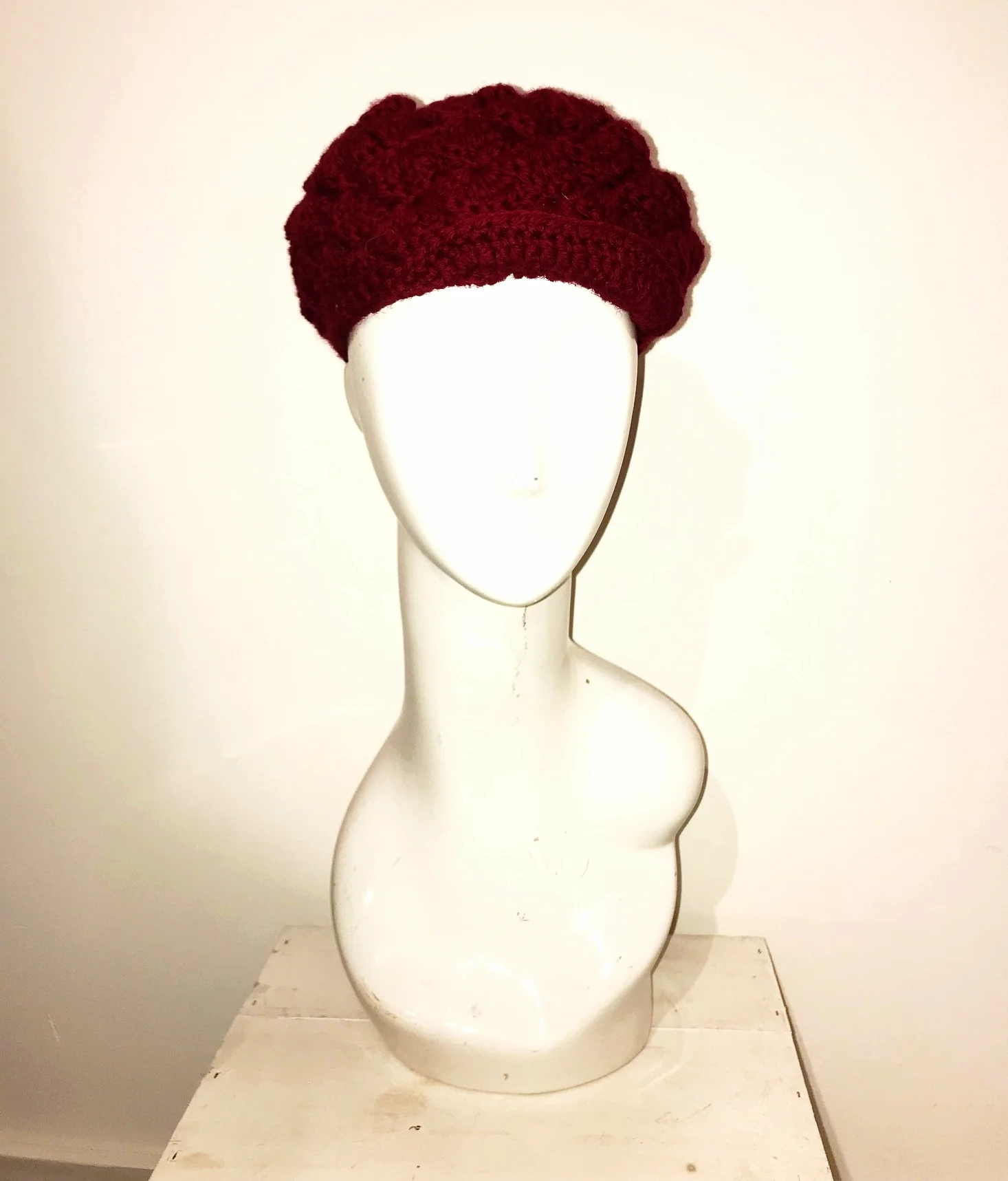 Red berry knitted peak cap