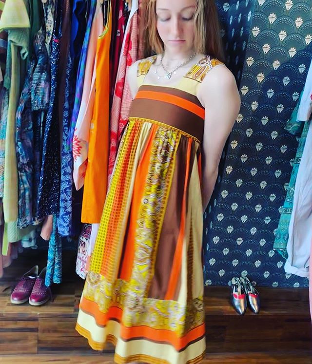 Suns out, rums out! And this dress of course in sunshine golds and yellows. Available in #retrouvevintage #broadwaymarket today till 6pm #sustainablefashion #vintagestyle @broadwaymarket