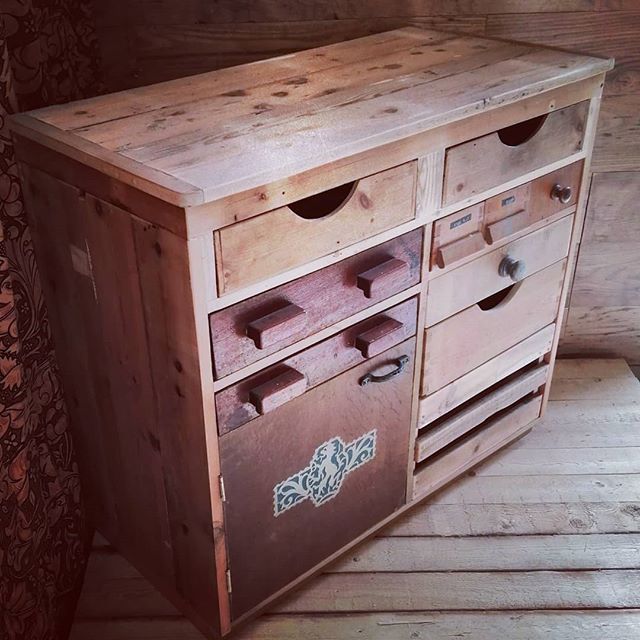 The brief was to use as much of the timber and old drawers from the workshop of the customers Grandad. It's been one of my favourite jobs of the year.
#reclaimedwoodfurniture #recycledfurniture #scrapwood