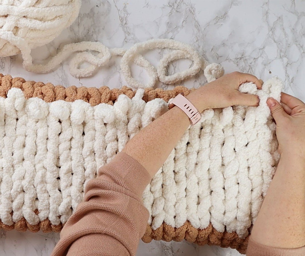 Finger knit cozy chenille blanket class.jpg
