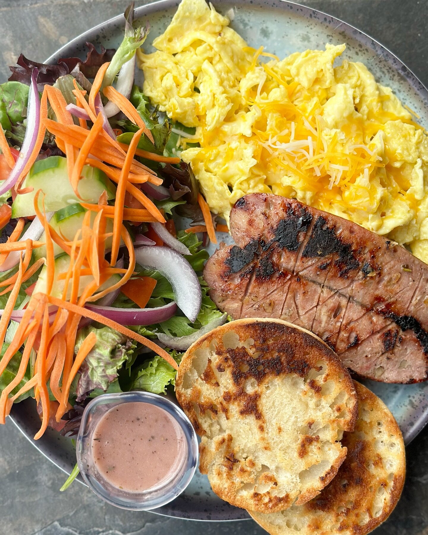 Y&rsquo;all that Egg Plate hit different today 😮&zwj;💨 Eggs scrambled with cheese, chicken sausage, spring mix salad, homemade red wine vinaigrette and English muffin with grape jam, OH MY!!!!! 😋

We serve breakfast all hours we&rsquo;re open! 🍳 