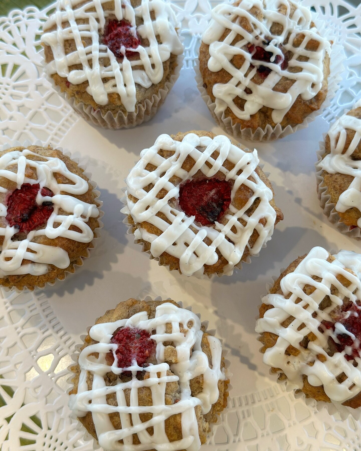 Our bakers made a sweet Gluten Free Vegan Muffin today! 
✨banana raspberry flaxseed muffin w/ vanilla bean glaze 
We&rsquo;ll be open today until 2:30pm with a variety of baked goods, breakfast, &amp; lunch!  Enjoy your Sunday ⛅️ 

#petitemadeline #v