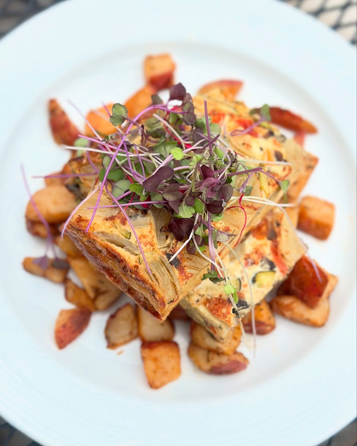 Looking to switch up your brunch game?  We&rsquo;ve got just the thing!!! 🤗 

Egg Frittata Bowl 🥚🧀🥔🌿🍳 
A homemade, crustless quiche packed with saut&eacute;ed veggies (mushrooms, zucchini, tomato 🍅, and onion 🧅) melty Parmesan &amp; Gruy&egra