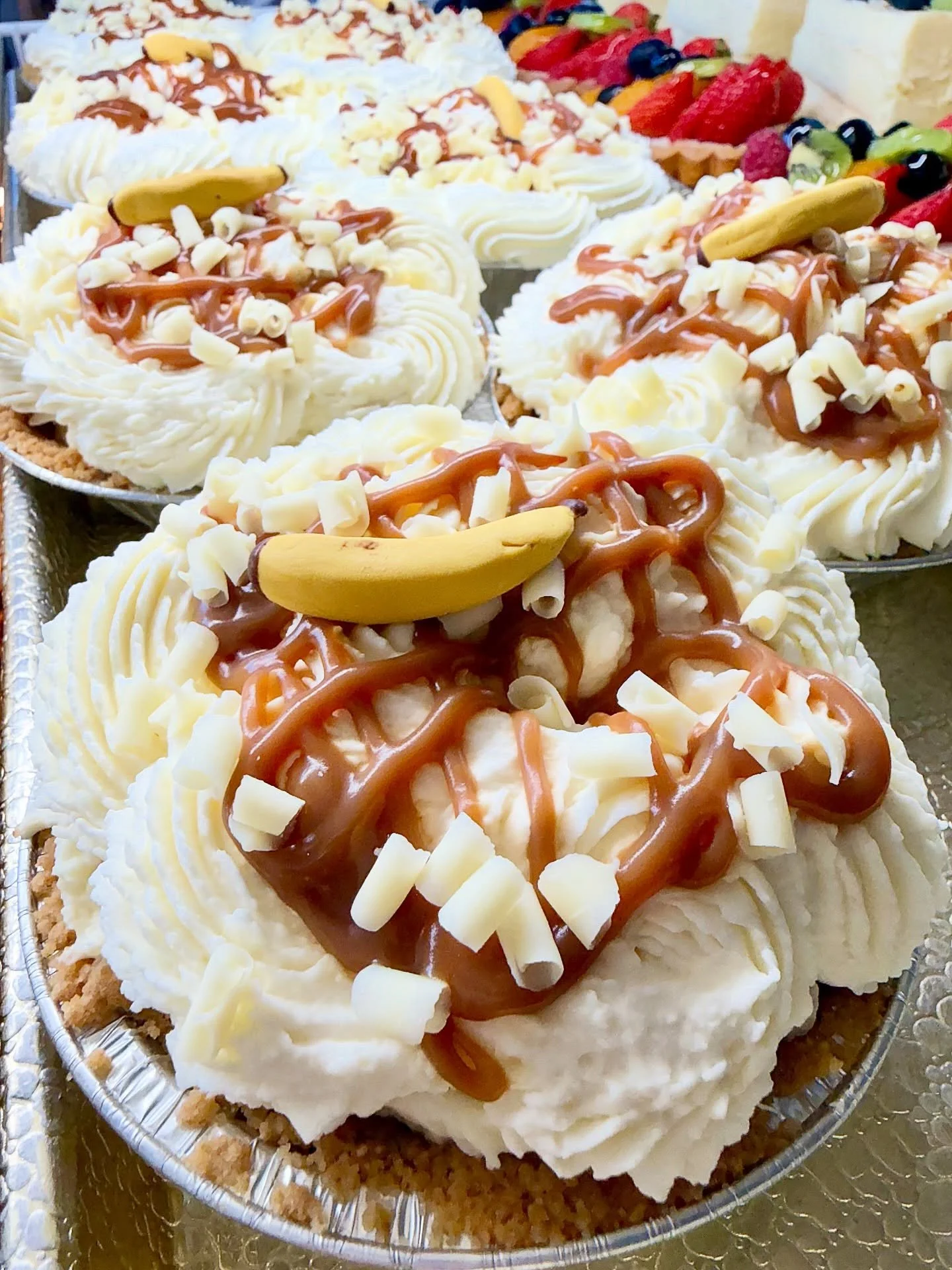 If you&rsquo;ve never tried our best-selling pie&hellip; this is your sign! 👀🍌😏 #banoffeepie 

Layers of fresh banana, creamy pastry cream, dulce de leche, real whipped cream, and a drizzle of salted caramel, all tucked into a buttery graham crack