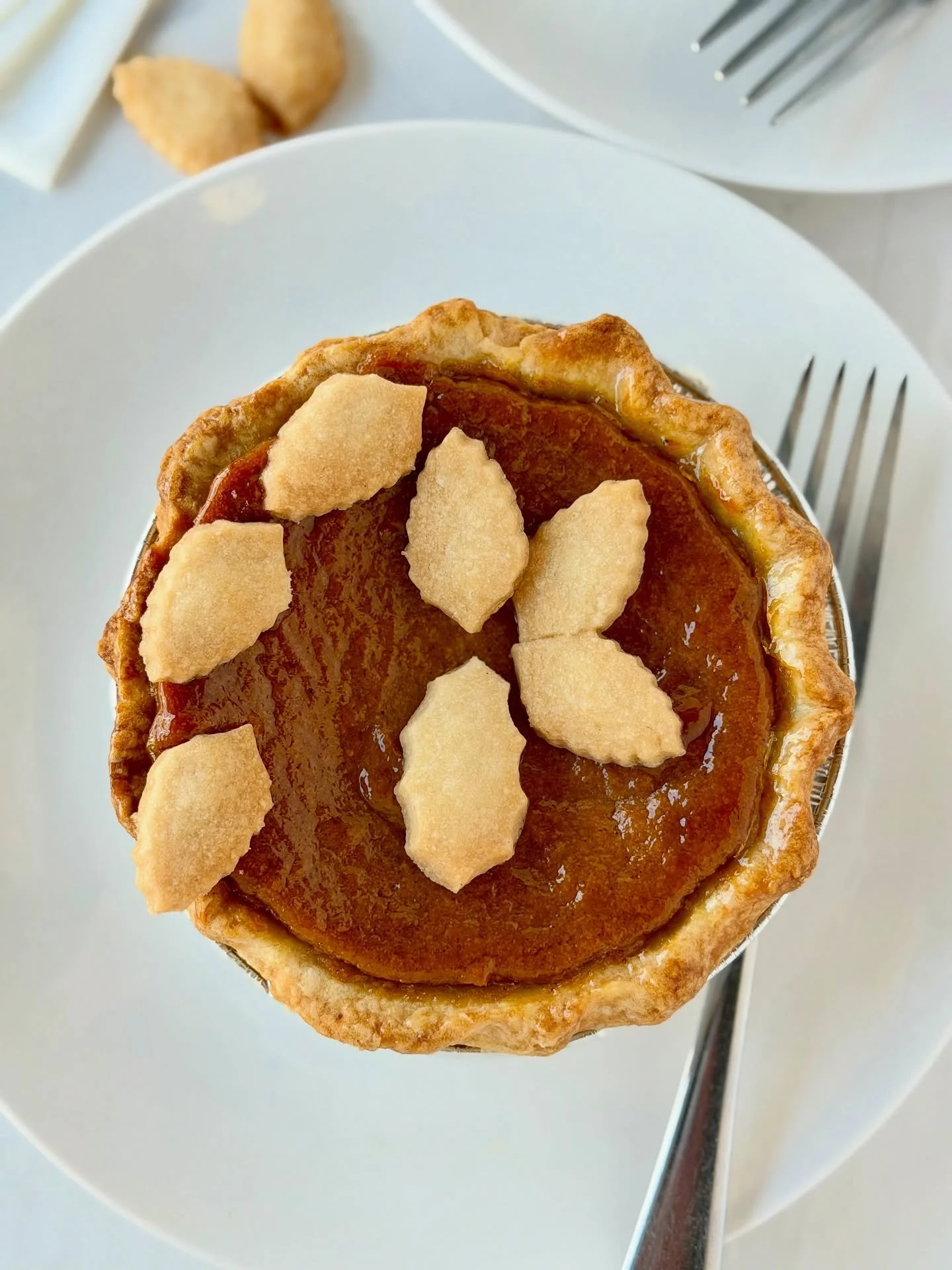 We taste-tested our homemade Pumpkin Pie 🥧 and it&rsquo;s NEXT LEVEL!!! The crust is to die for&hellip; buttery, flaky, and baked to perfection 🧡 Made with our house-spiced pumpkin blend, fresh pastry cream, and brown sugar for that perfect cozy sw