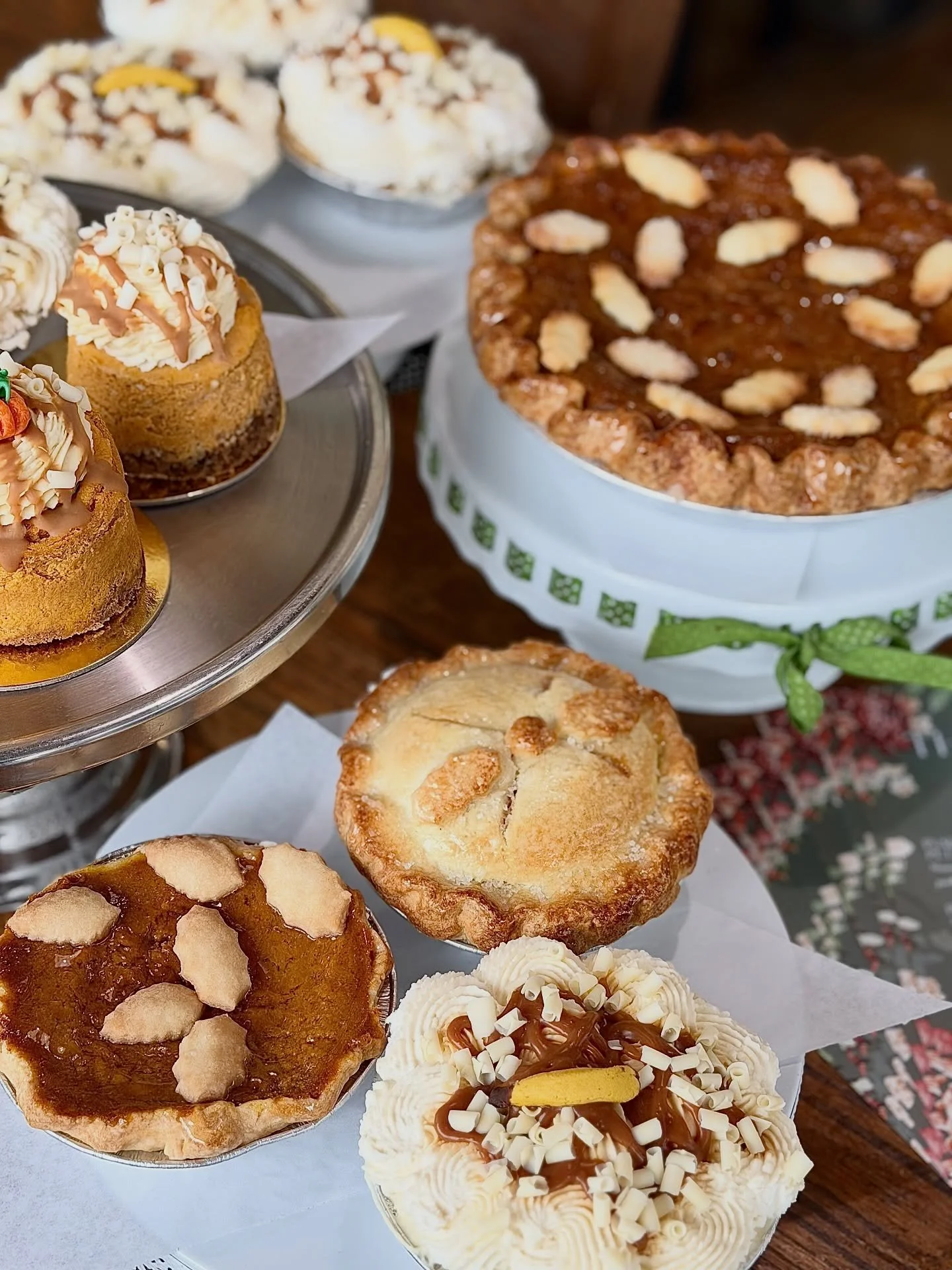 Thanksgiving is coming fast 💨 
Let us take care of dessert for you! 👩&zwj;🍳🥧✨ 

We&rsquo;re just 1️⃣ Week away from our Pre-Order Deadline!!! 

Choose from our Full Size 9&rdquo; deep dish pies or our adorable Mini 5&rdquo; pies, perfect for host